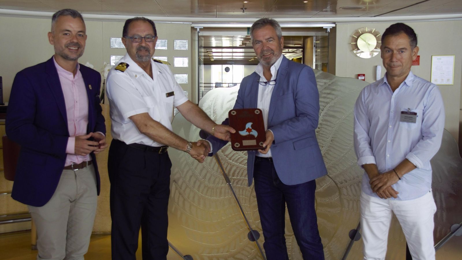 Entrega de la distinción al capitán.