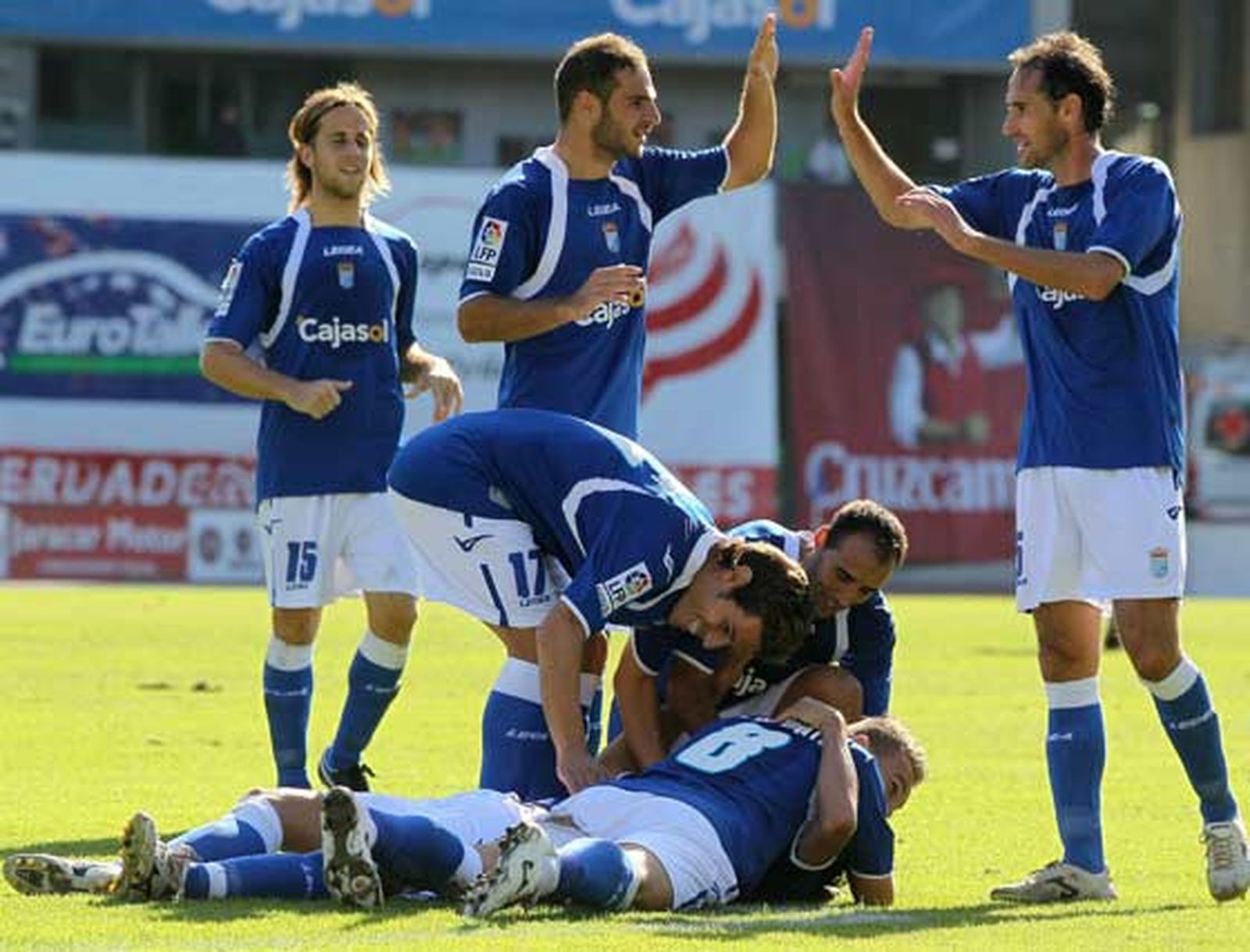 Se vivieron hasta cuatro escenas de celebraciones de tantos locales. 

Foto: Miguel Angel Gonzalez