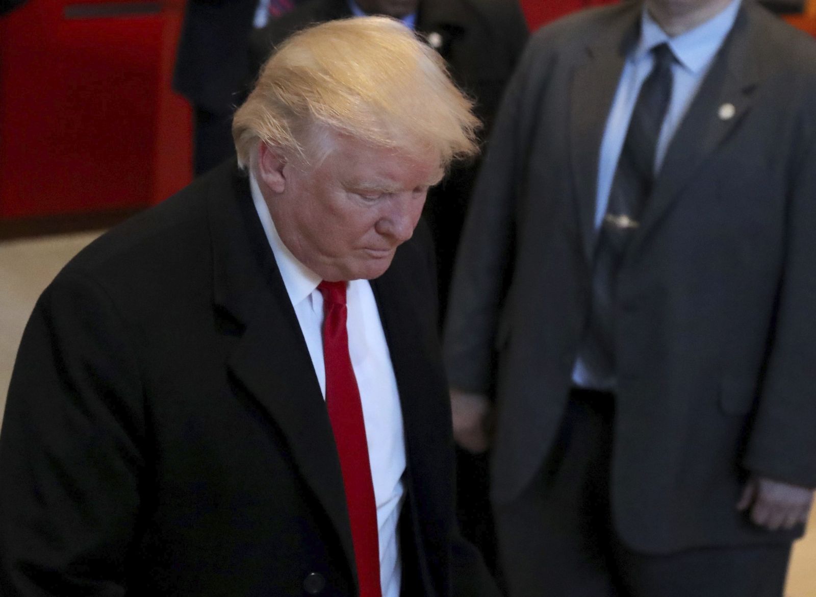 Trump sale de una reunión en Nueva York.