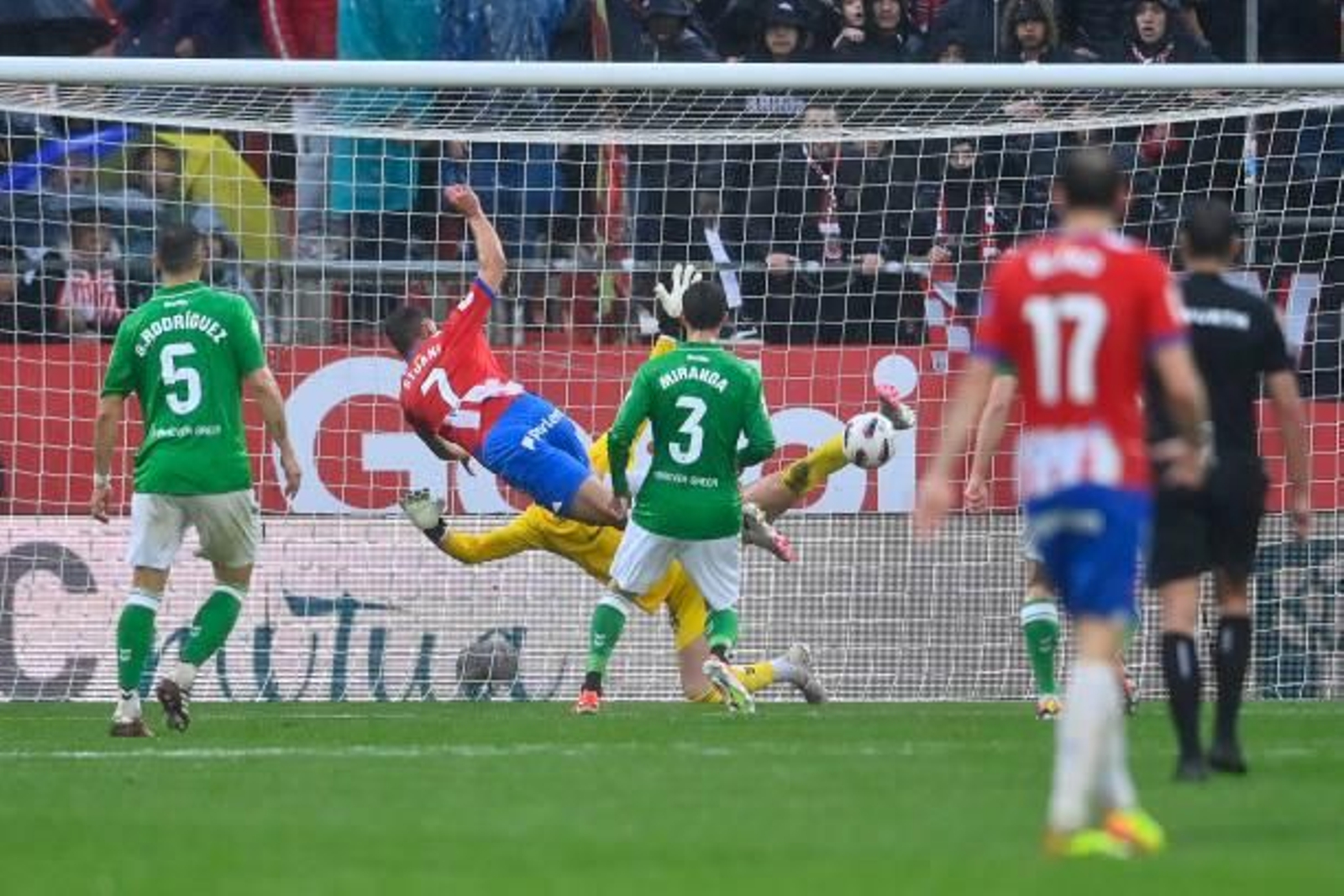Momento del gol del Stuani contra el Real Betis el pasado Domingo de Resurrección.