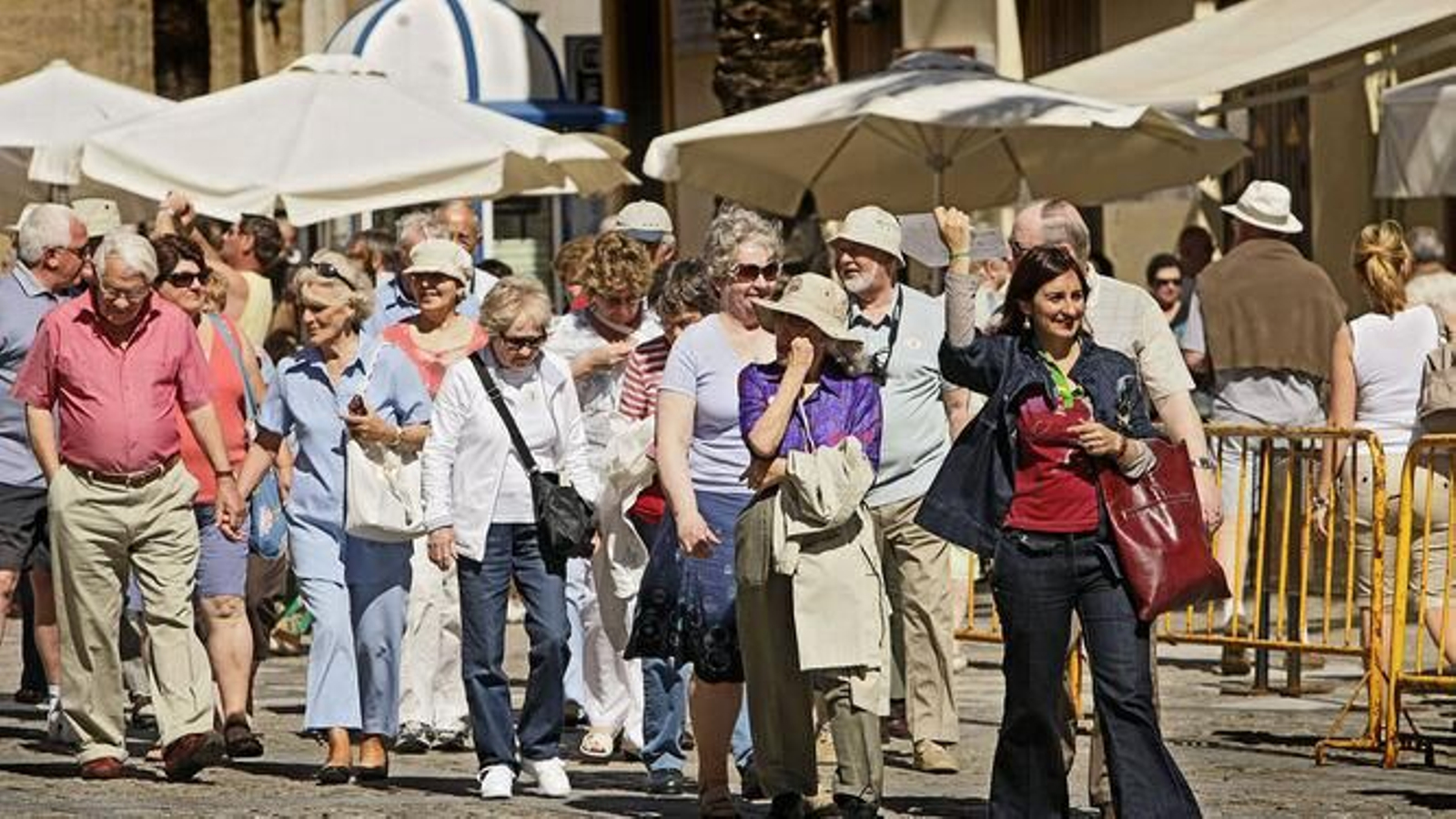 Una guía conduce a un grupo de turistas por el centro de Cádiz
