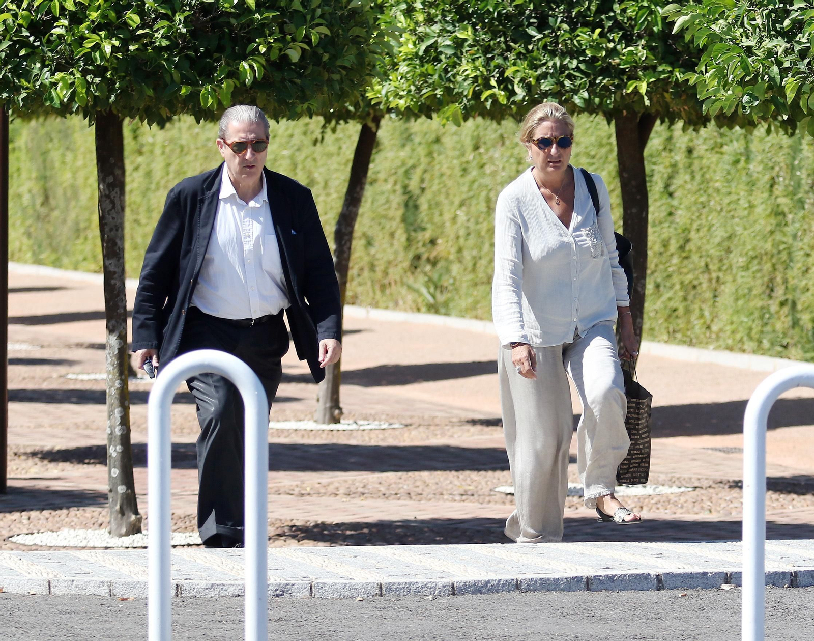 La familia de Blesa acude al tanatorio donde se incineró el cadáver del exbanquero