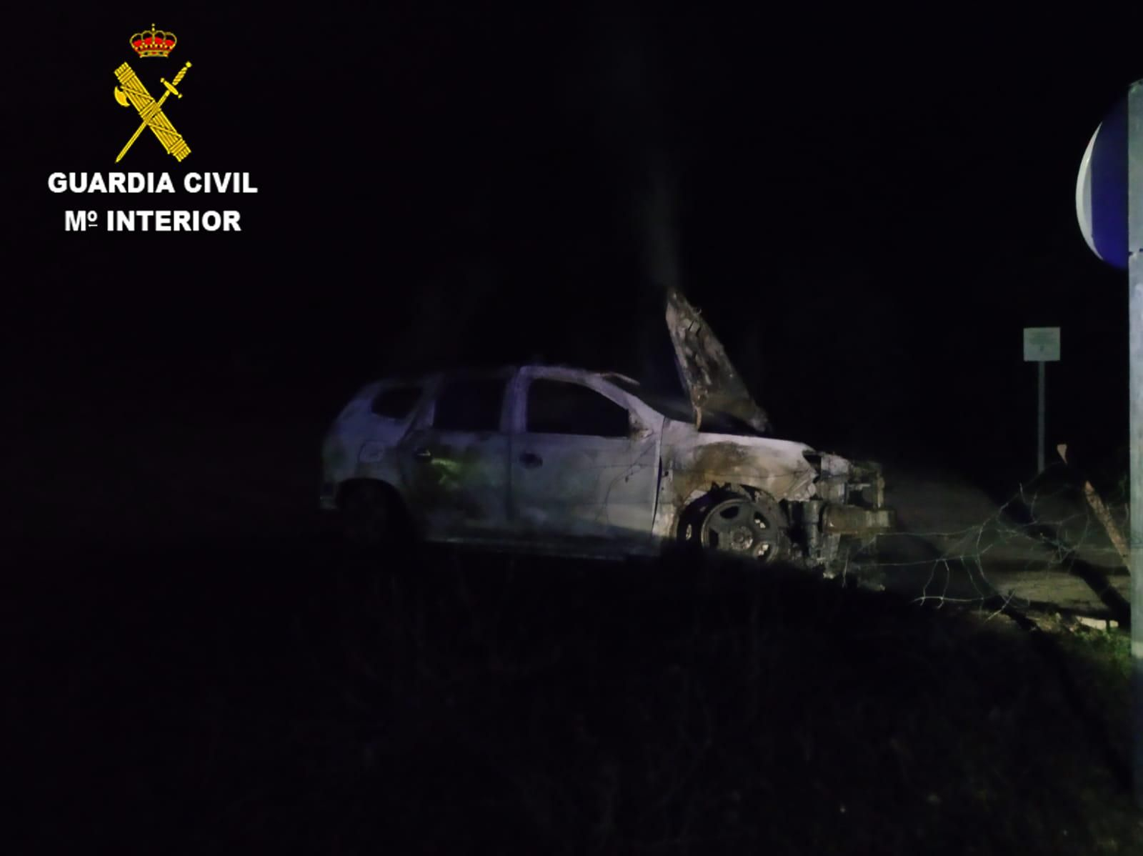 Estado en que quedó el vehículo de los agentes de Medio Ambiente.