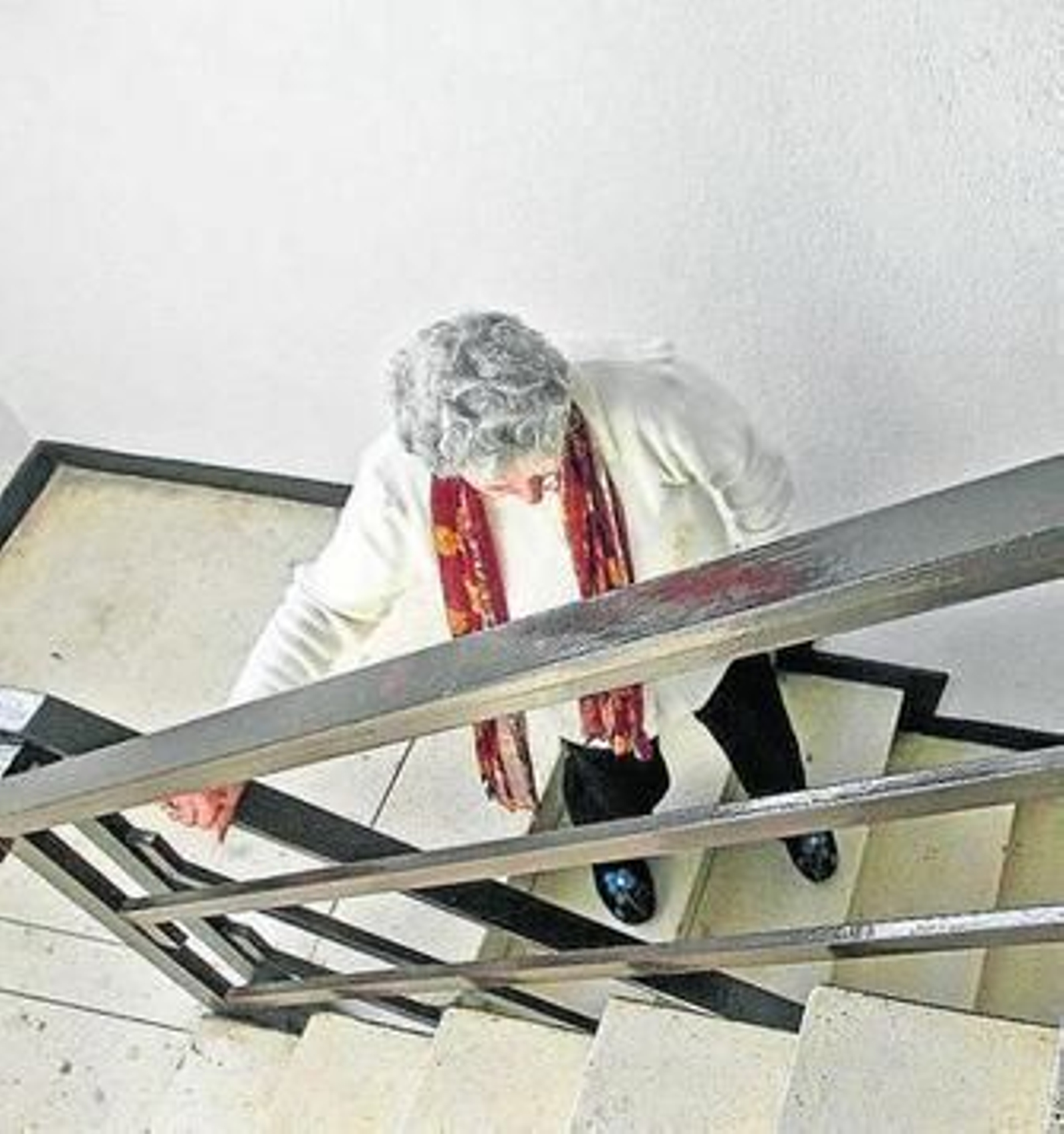 En Brigadier Tofiño, 2 viven Josefa y Ana, a las que les cuesta "la misma vida" subir y bajar las escaleras.