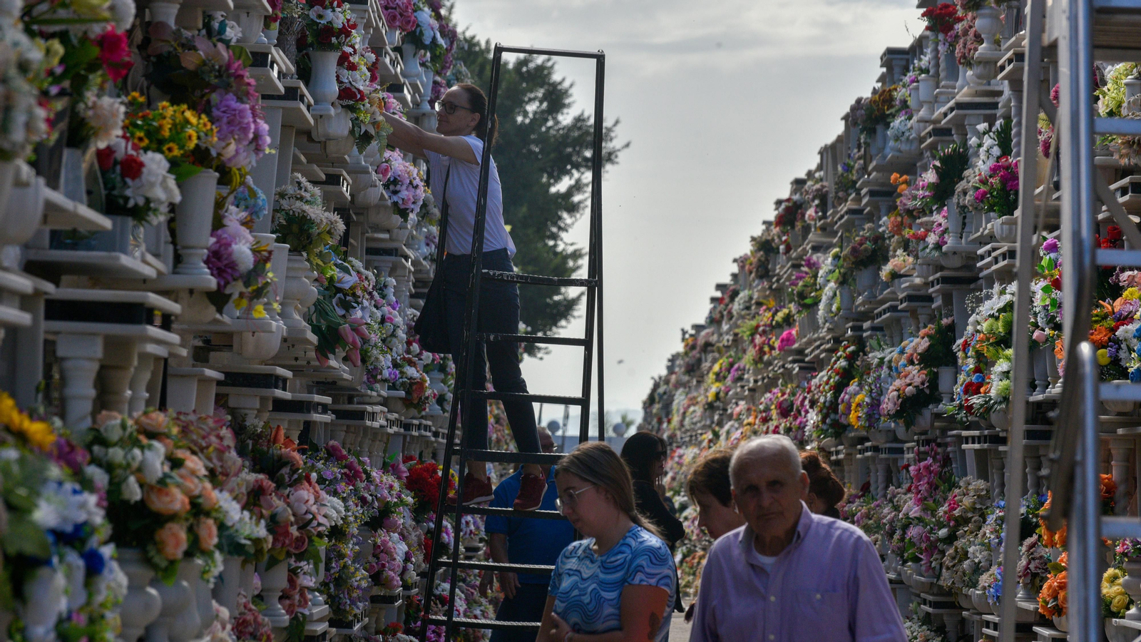 Dia de Todos los Santos en el cementerio de Algeciras
