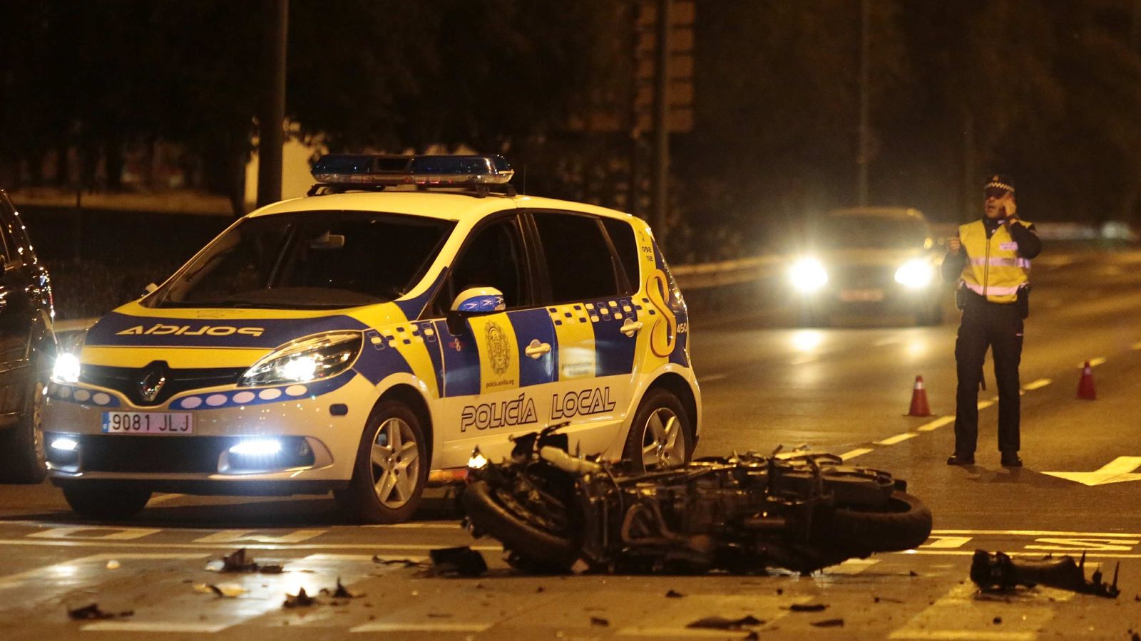 Un de las motos, destrozada en la calzada.