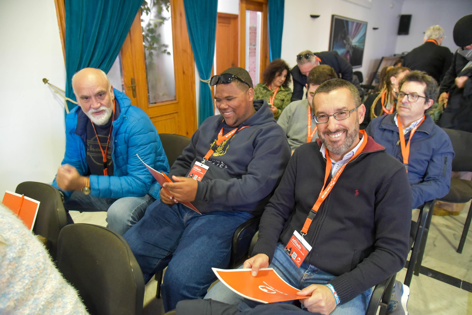 Juan Franco (dcha) en la asamblea de elección de candidato de La Línea 100x100