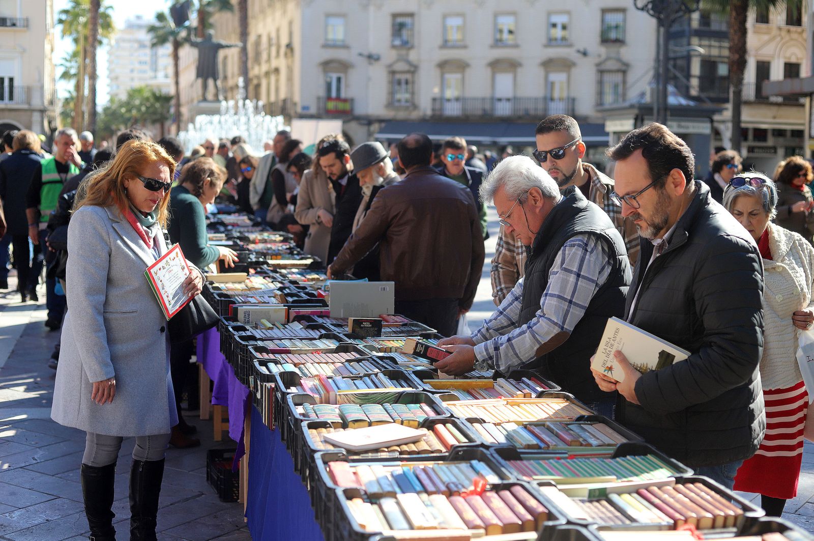 Imágenes del mercadillo de Ayre Solidario en la Plaza de las Monjas