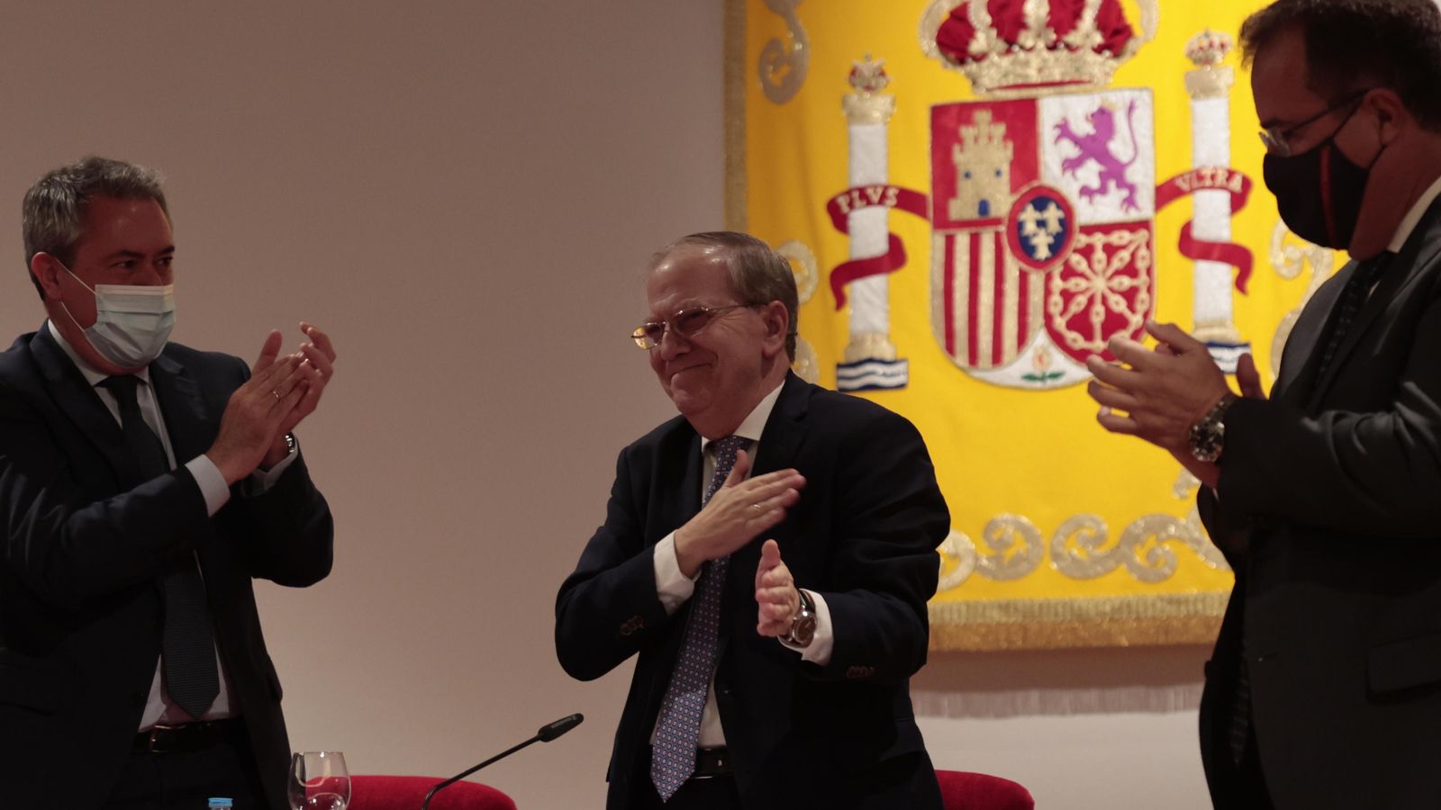 Alberto Máximo Pérez Calero recibe el aplauso del público y del alcalde, Juan Espadas, y el delegado de Gobernación y Fiestas Mayores, Juan Carlos Cabrera.
