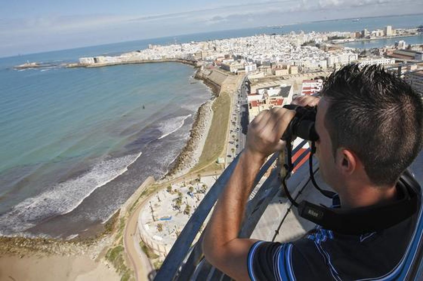 Una visita a lo alto del Pirulí ofrece una singular vista Cádiz. 

Foto: Jose Braza