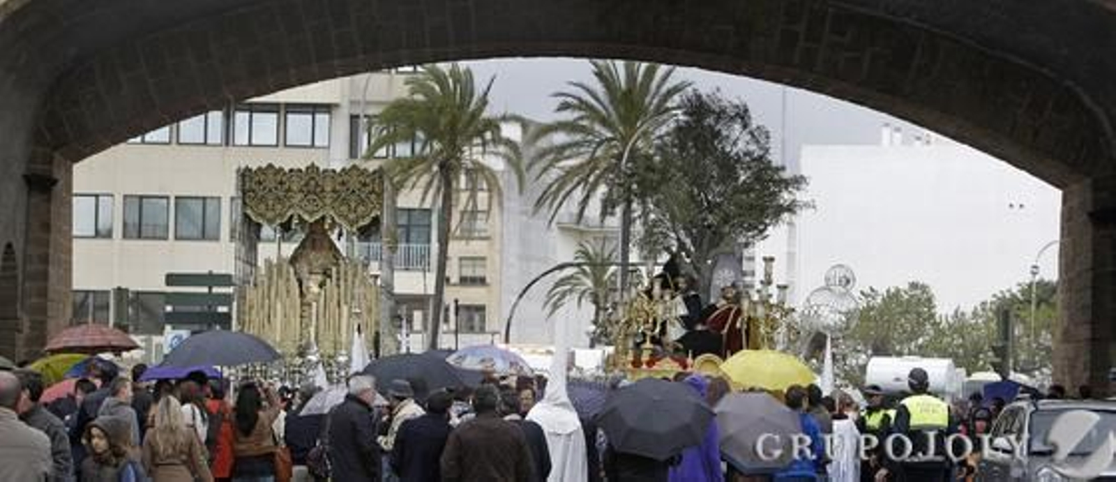 La Oración en el Huerto sale pero se ve obligada a volver a su templo a causa de la lluvia.

Foto: Julio Gonzalez