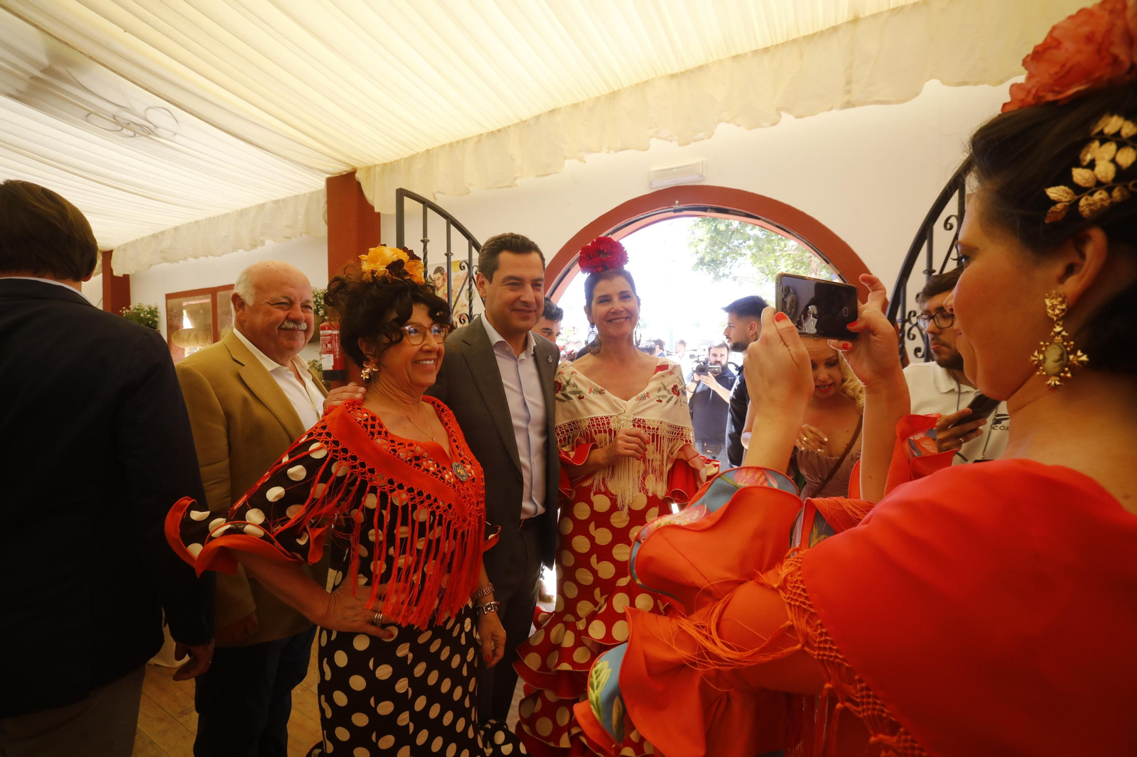 La visita de Juanma Moreno a la Feria de Córdoba, en imágenes