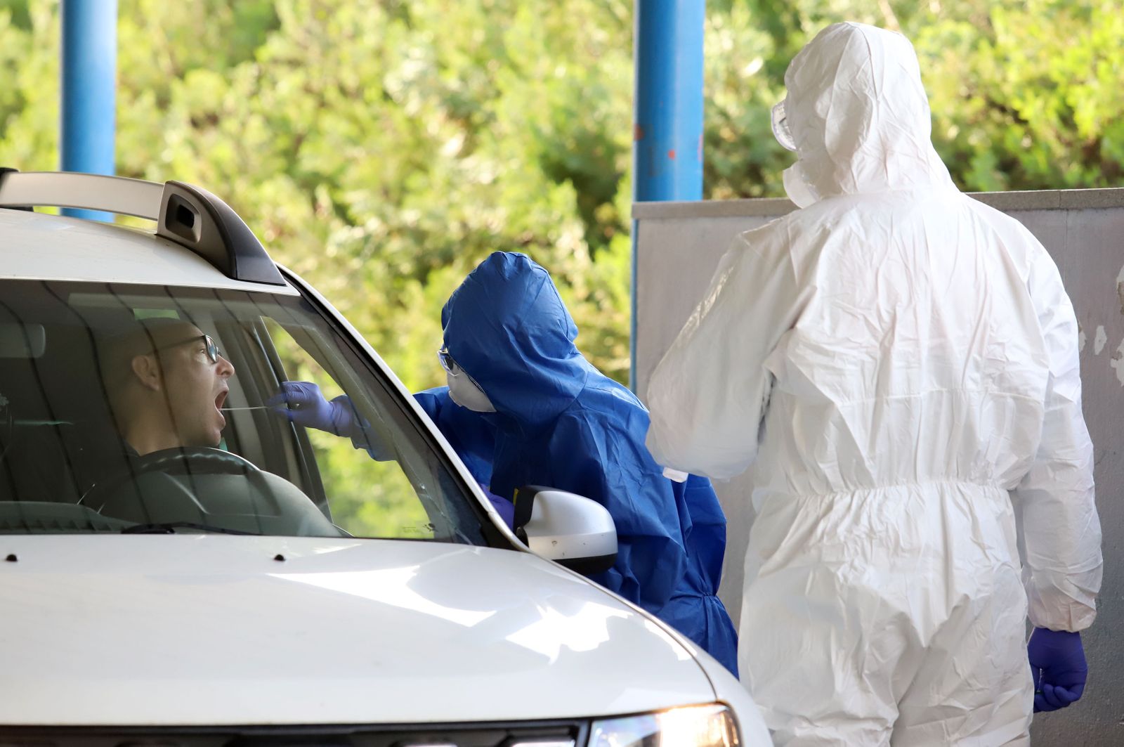 Imágenes de la realización de test de coronavirus en urgencias