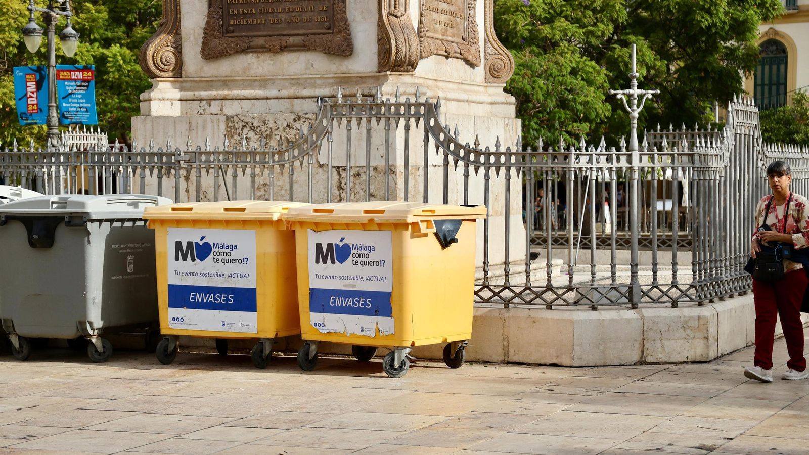 Para acercarse a leer la placa del gran obelisco es necesario situarse junto a los cubos