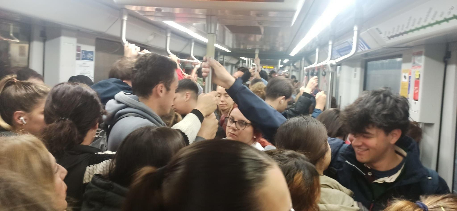 Un tren del metro de Sevilla repleto de viajeros a diario en hora punta