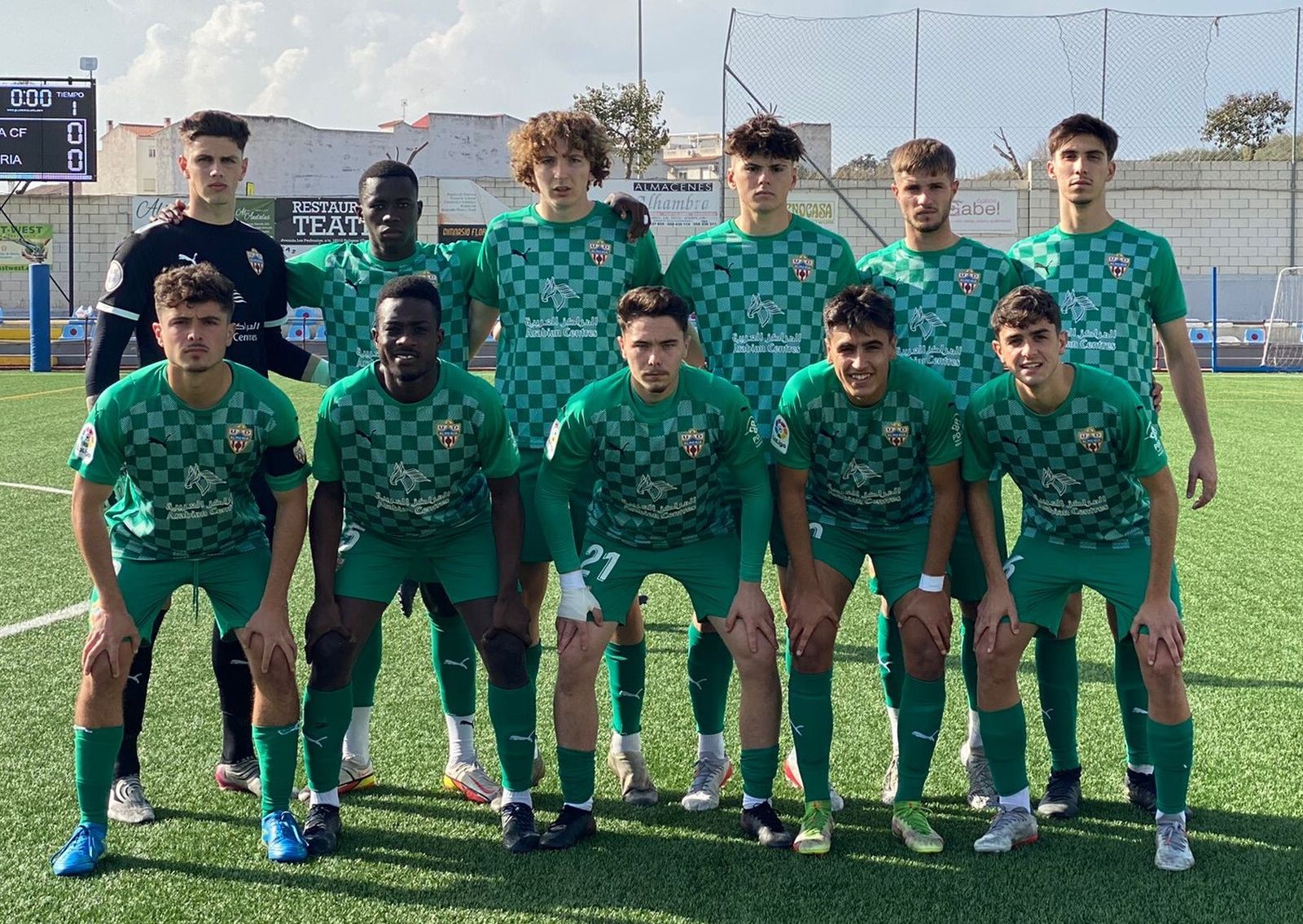Equipo inicial del Almería juvenil en el campo del Granada CF.