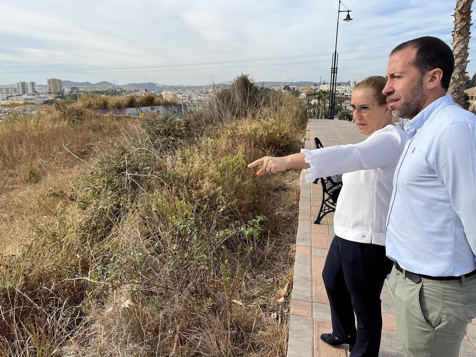 La alcaldesa de Fuengirola, Ana Mula, y el edil de Limpieza, Javier Hidalgo.