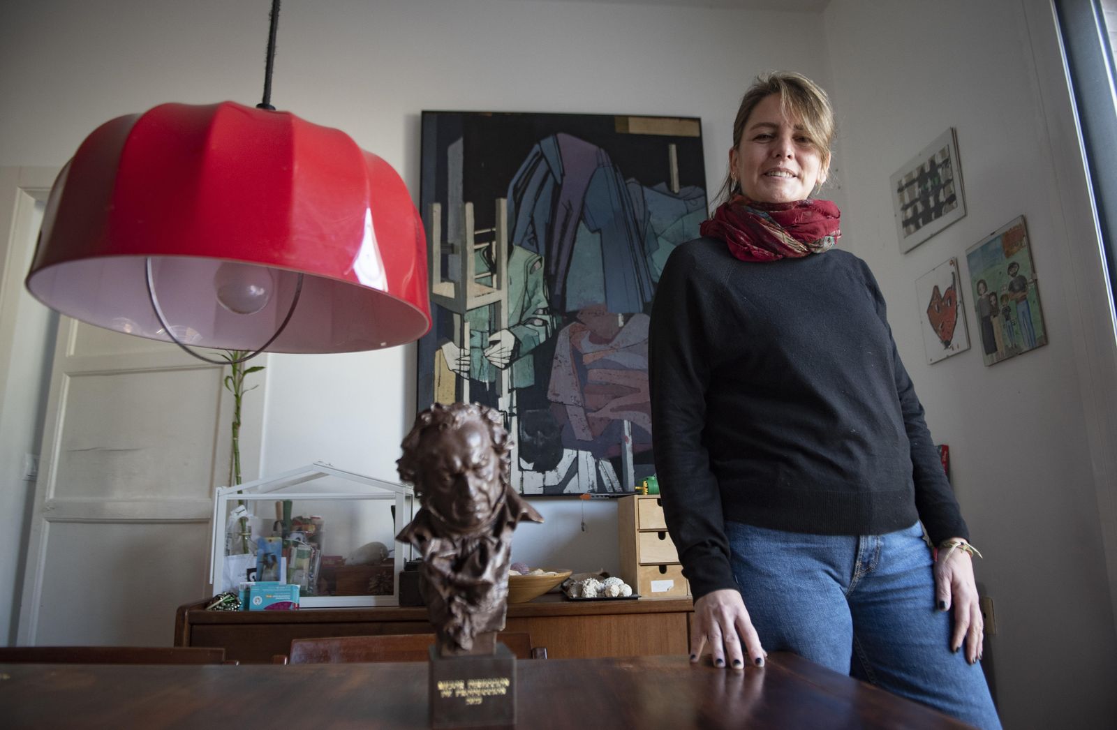 Manuela Ocón, junto a su Goya. Al fondo, un cuadro pintado por su abuelo, el arquitecto Rafael Aburto.