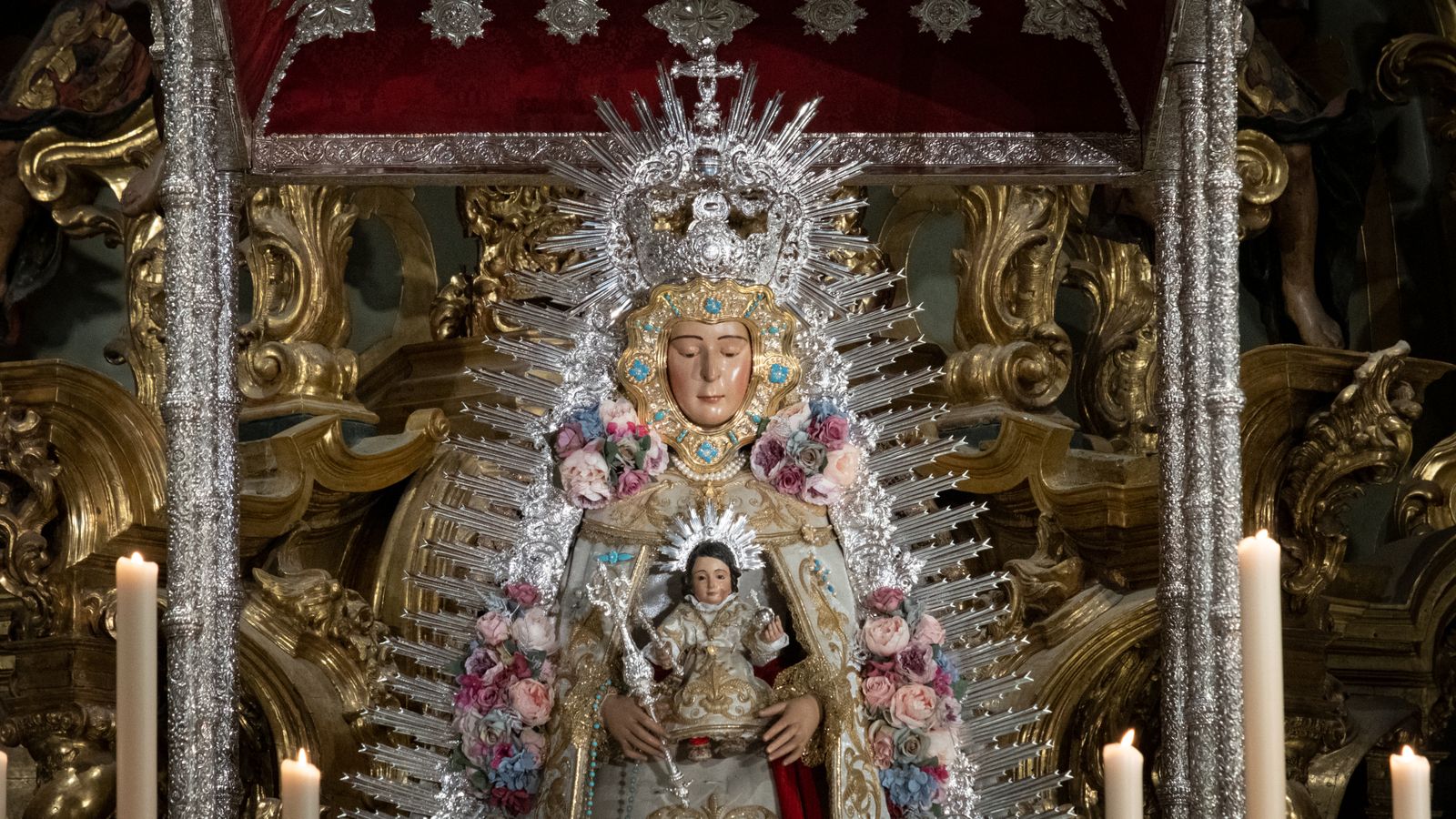 La Virgen del Rocío del Salvador en su altar de cultos