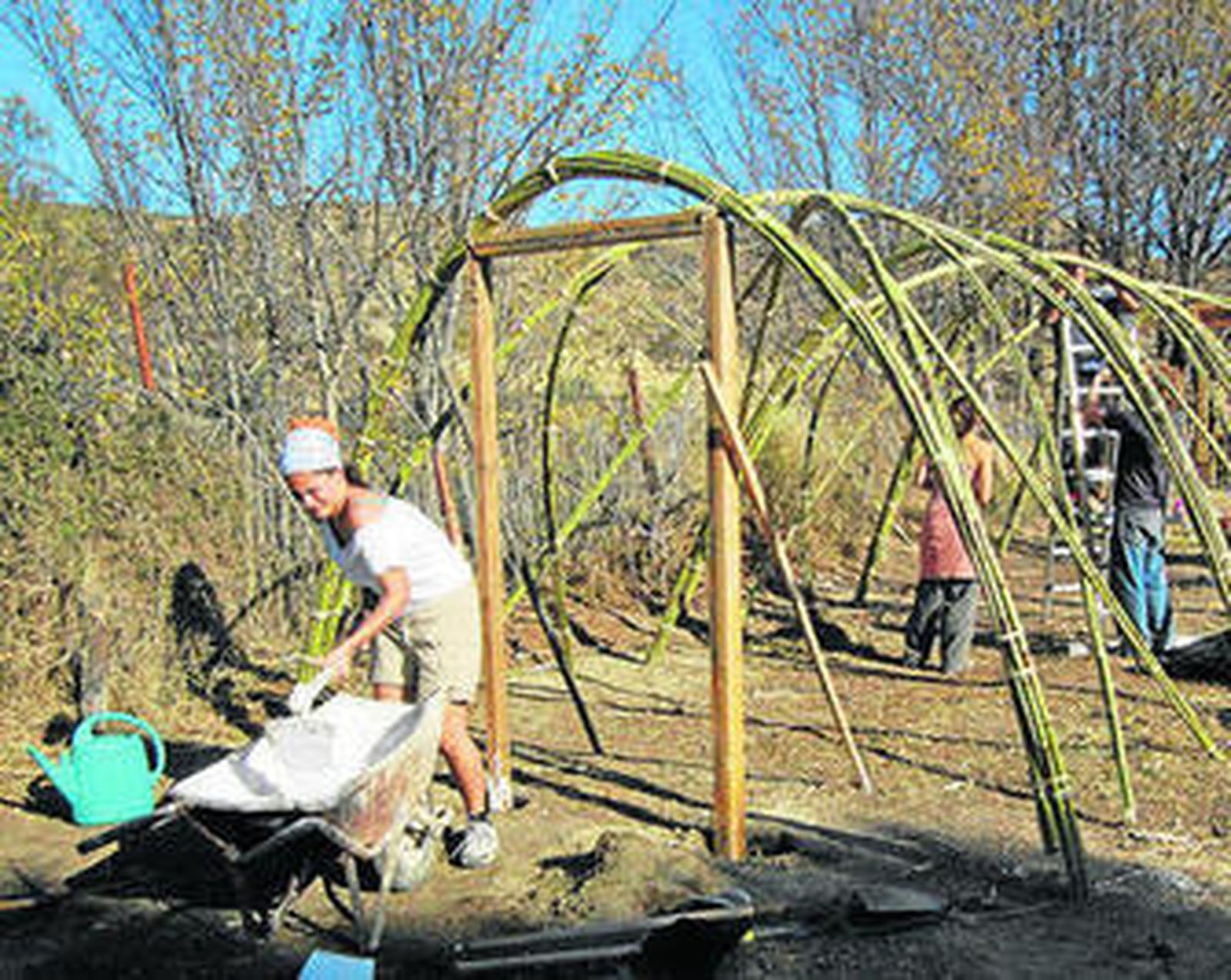 La primera fase de la construcción consiste en allanar el terreno y tratar las cañas.