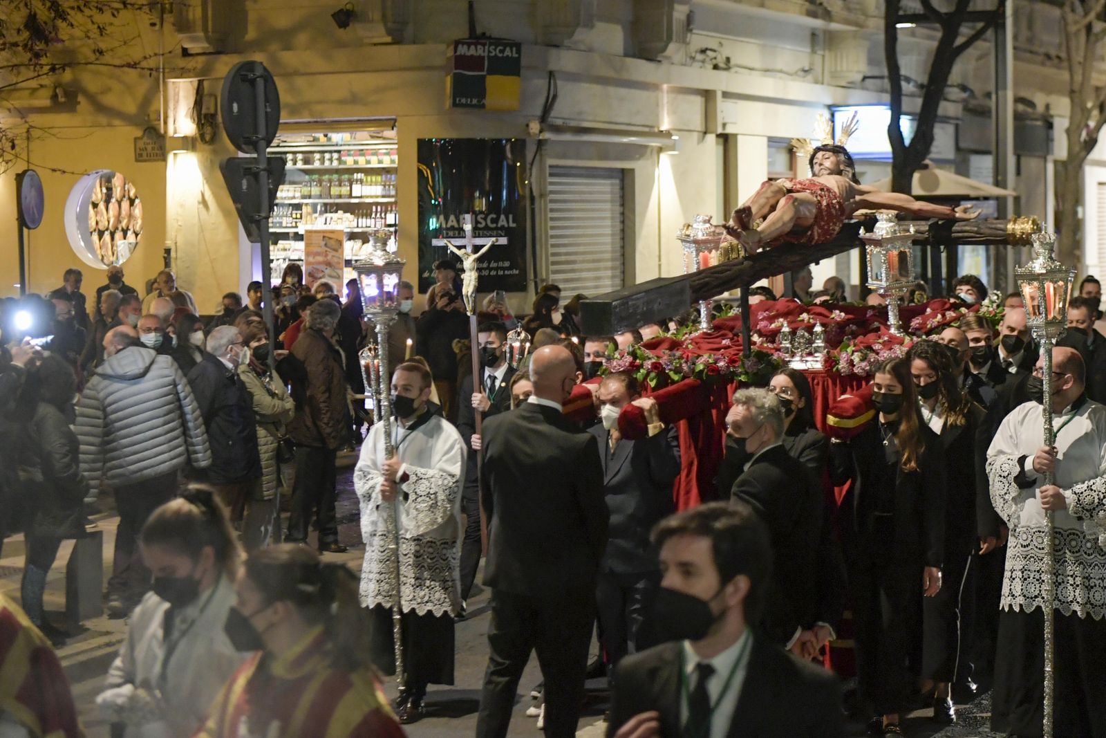 Los vía crucis del Viernes de Dolores, en imágenes