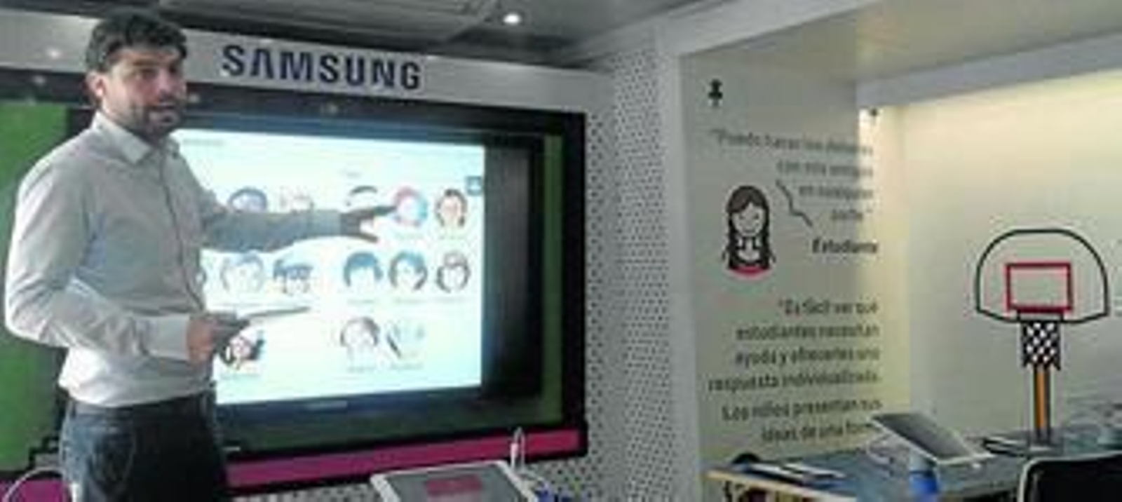 Un momento de la demo sobre el programa digital de enseñanza de Samsung.