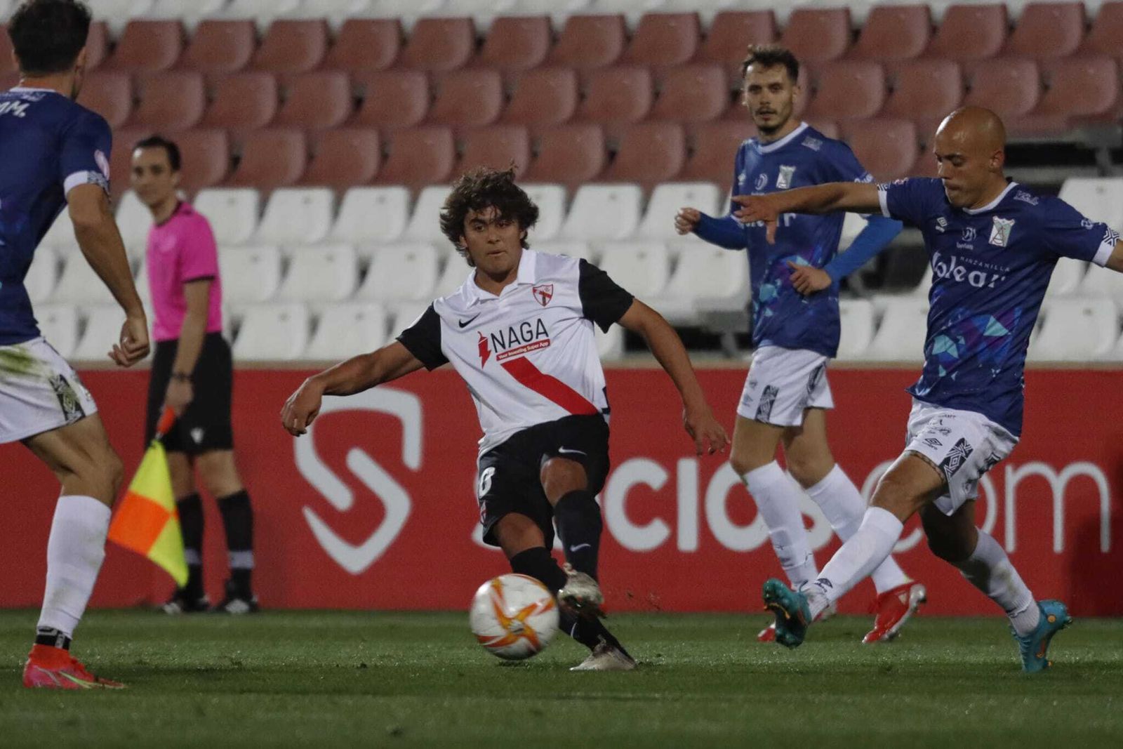 Carlos Álvarez intenta maniobrar rodeado de contrarios.