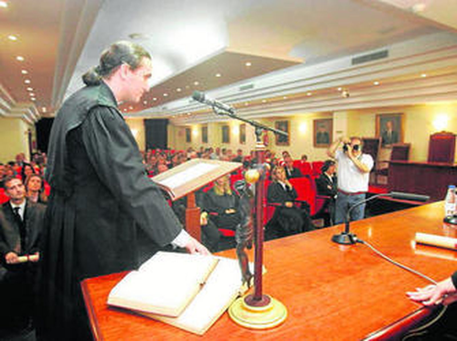 El decano del Colegio de Abogados, José Pascual Pozo, junto a los nuevos letrados que ya forman parte del colectivo de profesionales