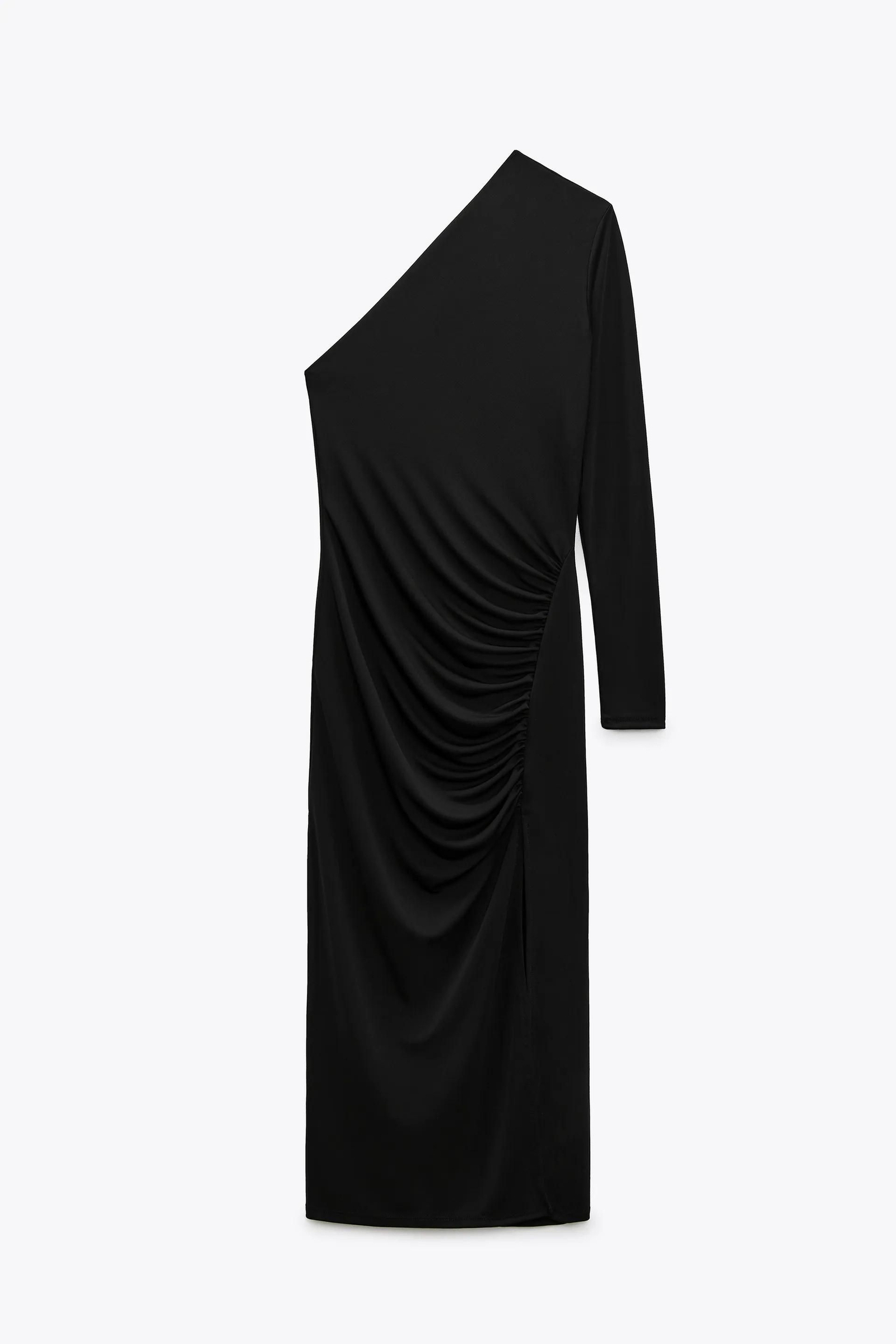 Vestido negro con escote asimétrico de Zara.