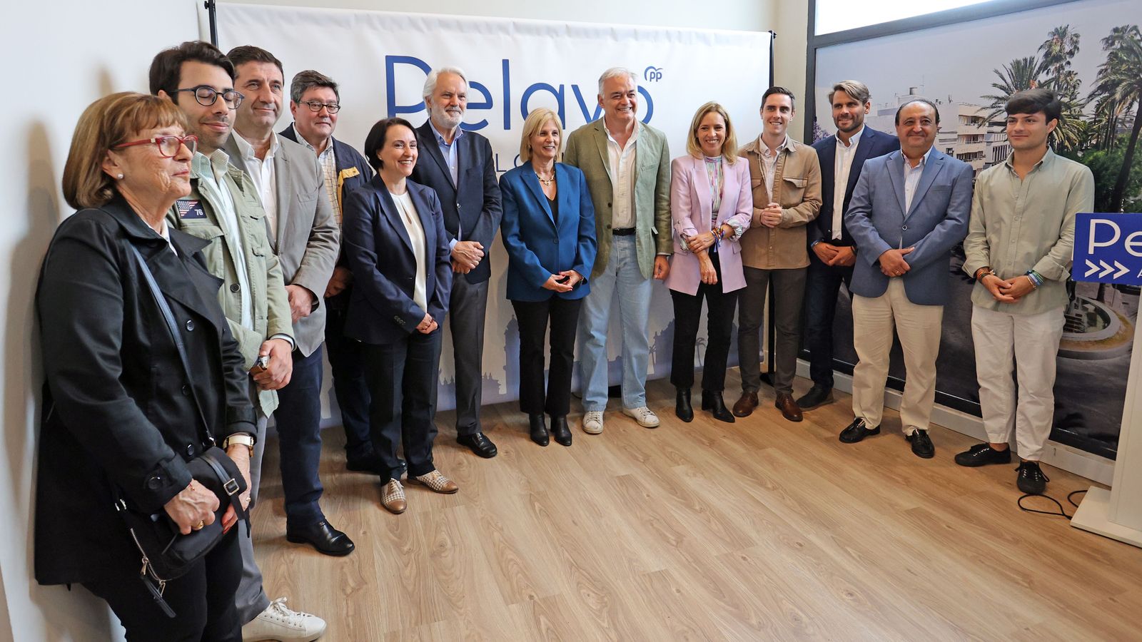Gonzalez Pons con parte del equipo de la candidatura de Jerez para las elecciones del 28 de mayo.