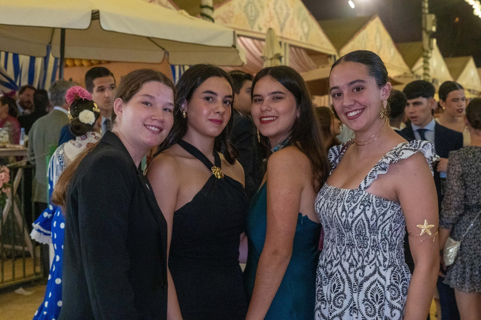 Imágenes del ambiente del ambiente de la noche del domingo en la Feria de Otoño y del Caballo 2025 de Huelva