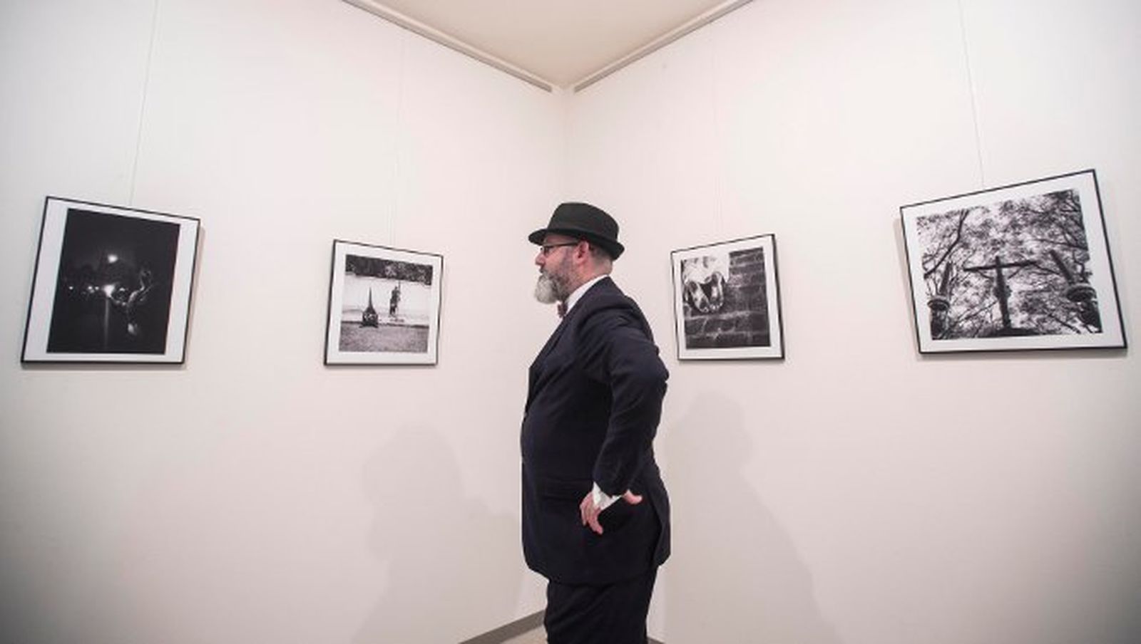 Miguel Ángel Fernández Cosme, 'Harry Callahan', fotografiado en su exposición 'Un encuadre diferente'.