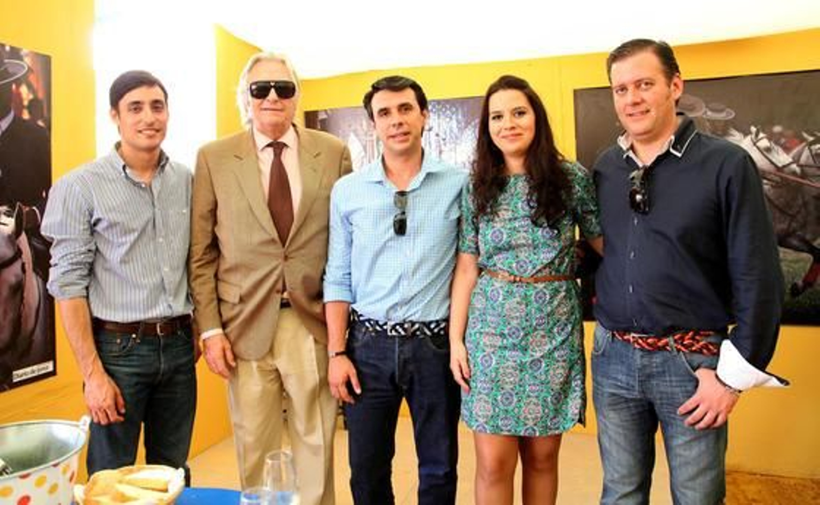 Manuel Ramírez, gerente de la Distribuidora de 1 a 5 Estrellas; Leopoldo Jiménez, presidente de la Distribuidora; Daniel González, comercial de la empresa; la comercial del Diario, MarisaLópez; y Sergio Garvín, jefe de Administración de 1 a 5 Estrellas.  

Foto: Manuel Aranda