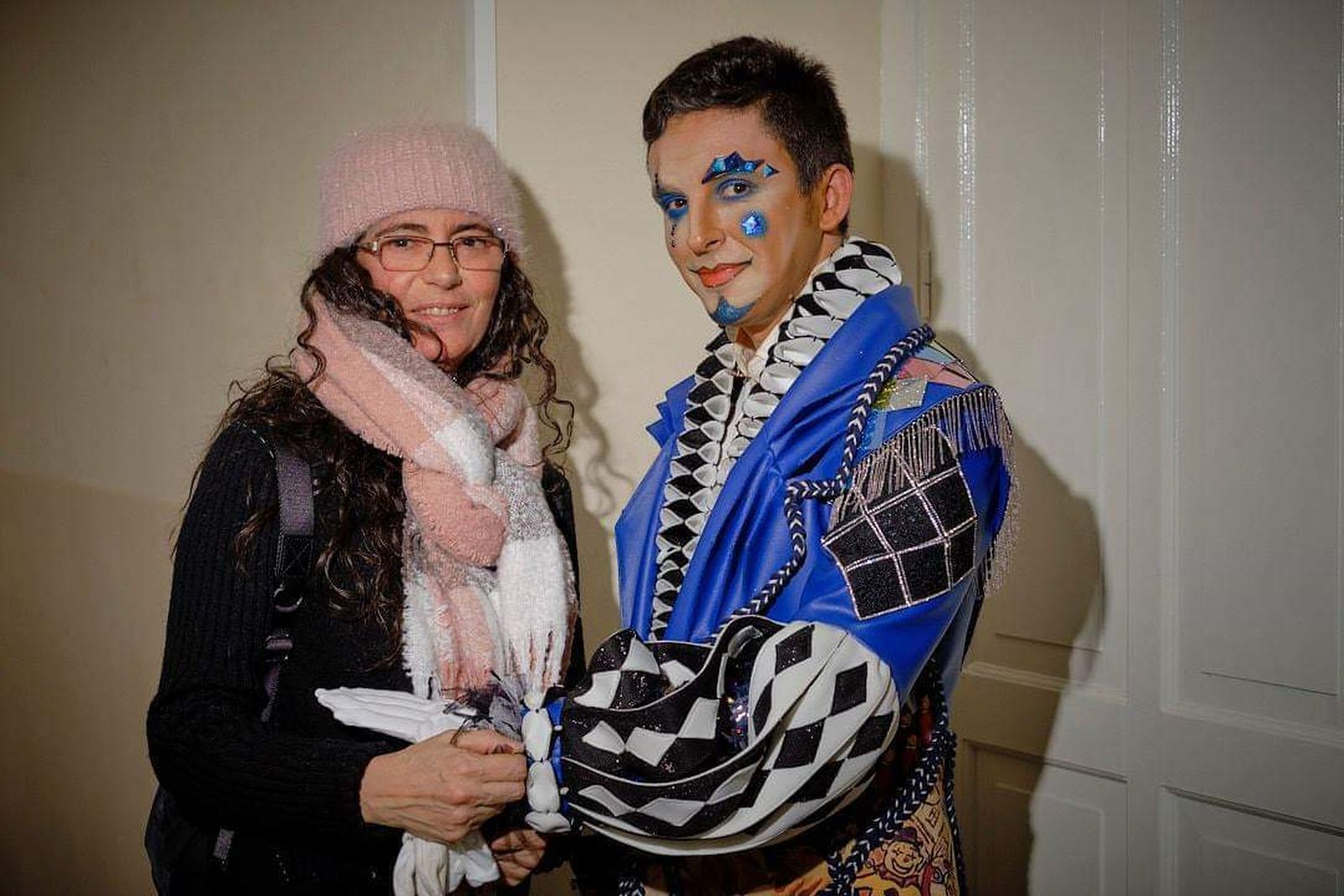 Uno de los miembros de 'La Gaditaníssima' con María Jesús Vernal.