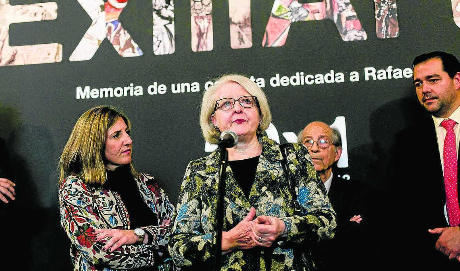 Irene García escucha a una de las participantes en ese homenaje, la galerista Sol Panera. Irene García escucha a una de las participantes en ese homenaje, la galerista Sol Panera.