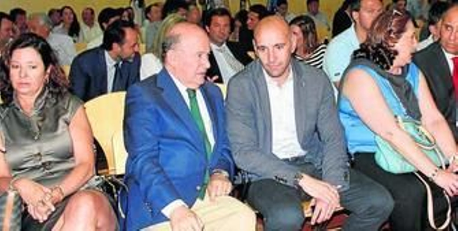 Monchi, con Julio Cuesta, presidente de la Fundación Cruzcampo, en un acto social reciente.