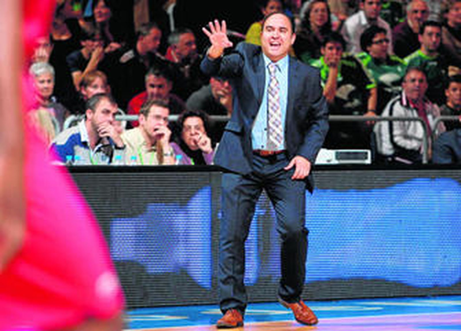 Chus Mateo realiza indicaciones durante el partido del sábado ante el Caja Laboral.