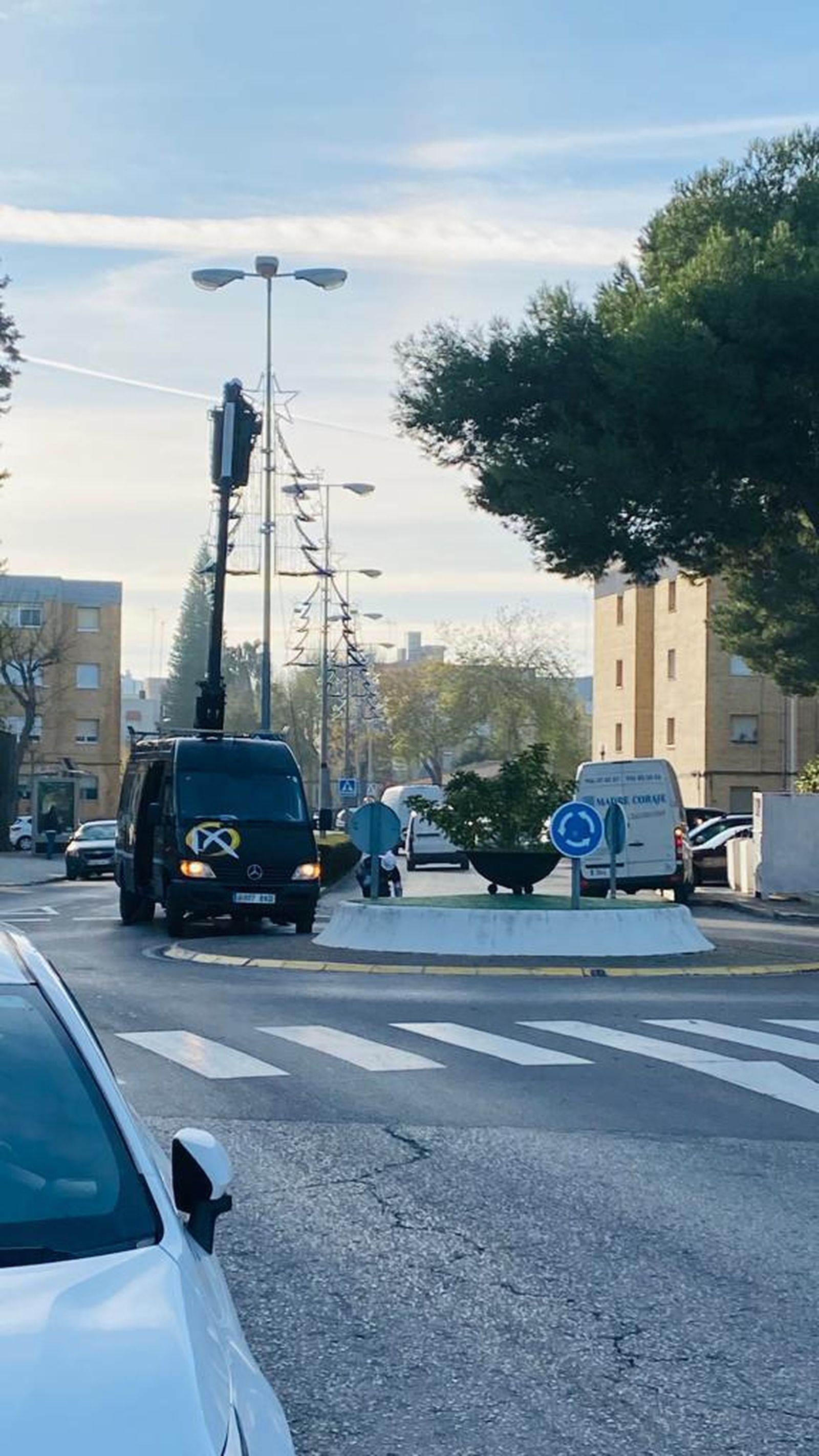 Operarios colocan luces de Navidad en la calle María Auxiliadora este mismo lunes.