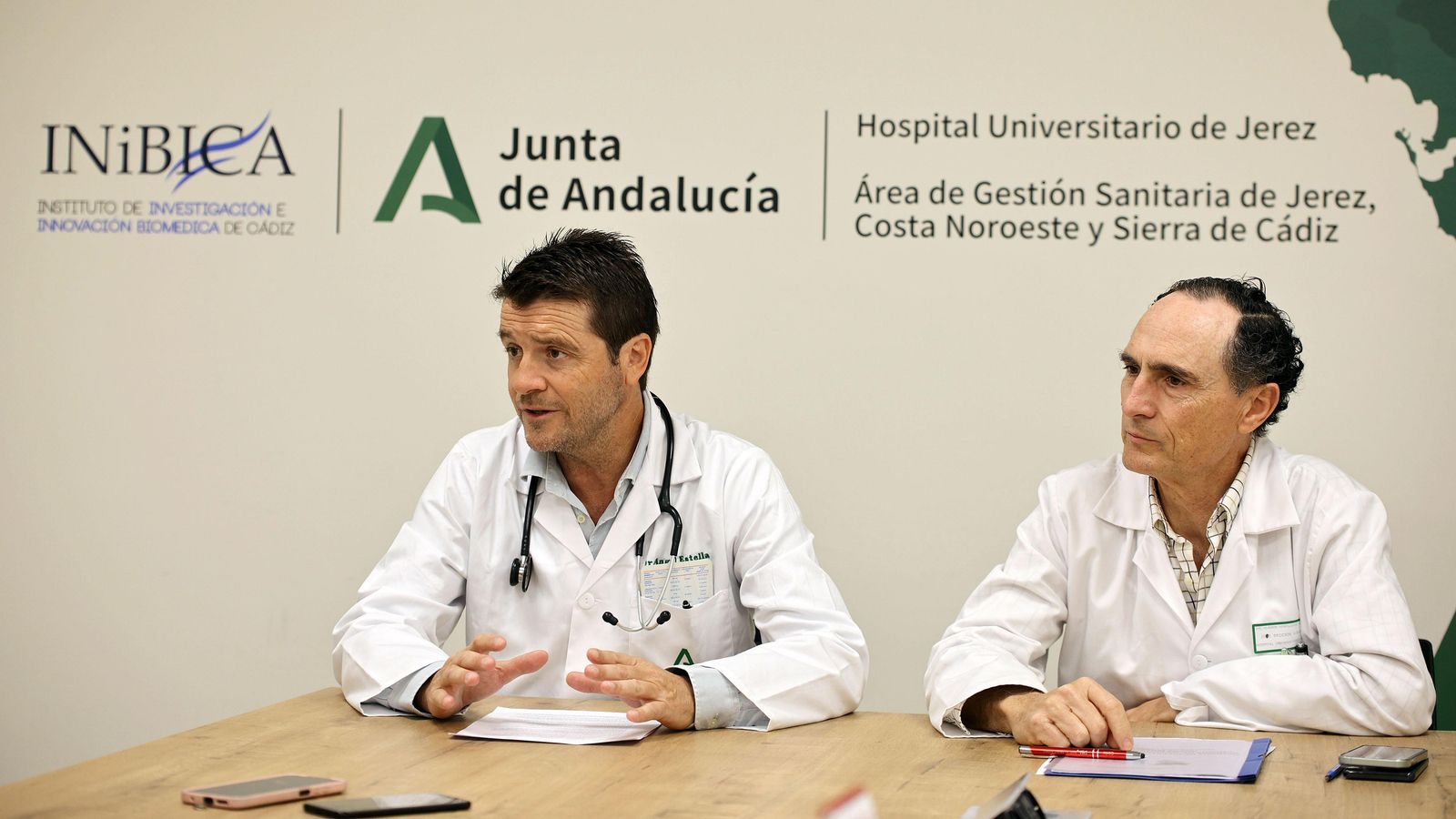 Los doctores Ángel Estella y Juan Carlos Alados. Los doctores Ángel Estella y Juan Carlos Alados.