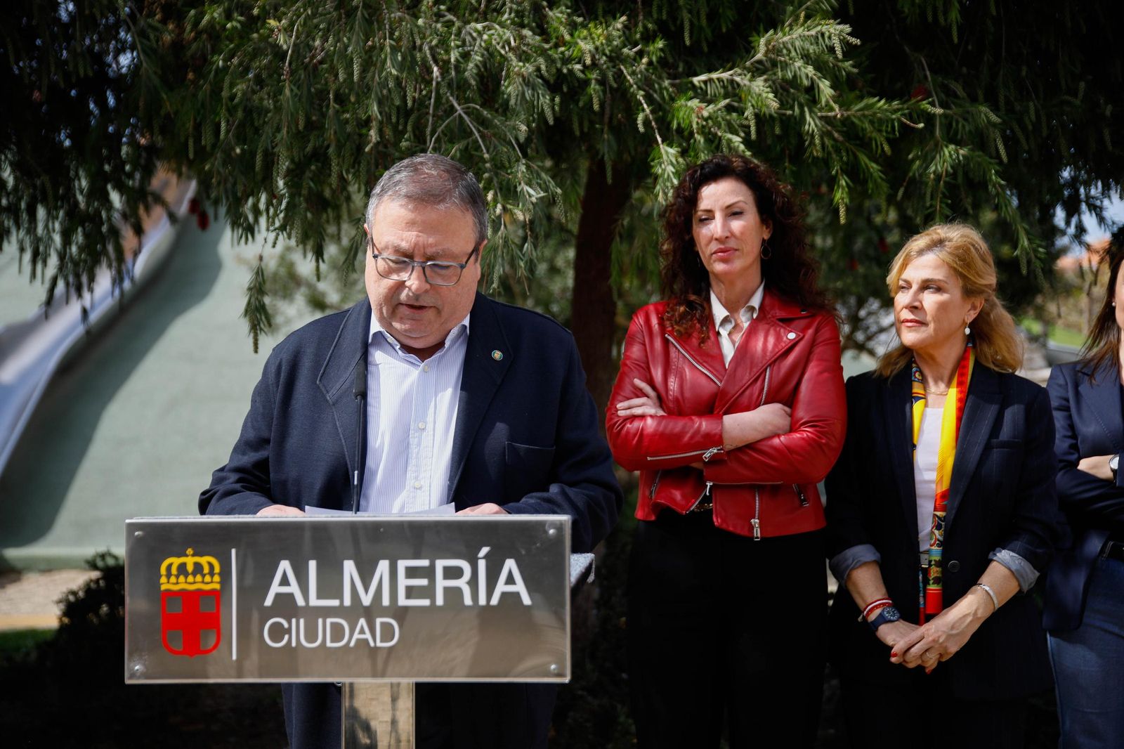 Las imágenes de la plantación de un olivo y el entierro de una cápsula del tiempo