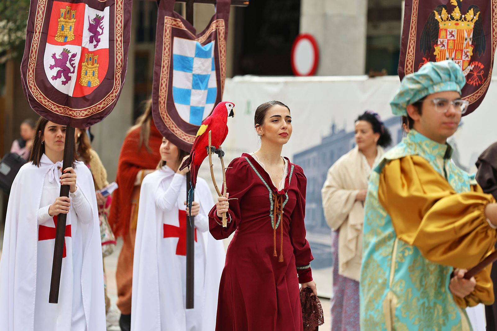 Imágenes del pasacalles de la Feria Medieval de Palos de la Frontera por las calles de Huelva
