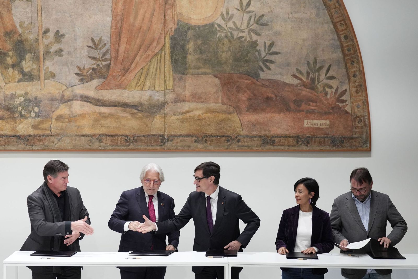 El presidente de la Generalitat, Salvador Illa, firma el acuerdo de los Presupuestos con los agentes sociales.