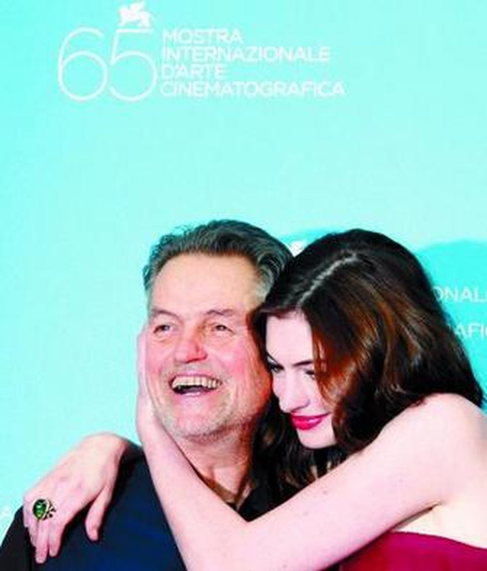 Anne Hathaway abraza a Jonathan Demme ayer en Venecia.