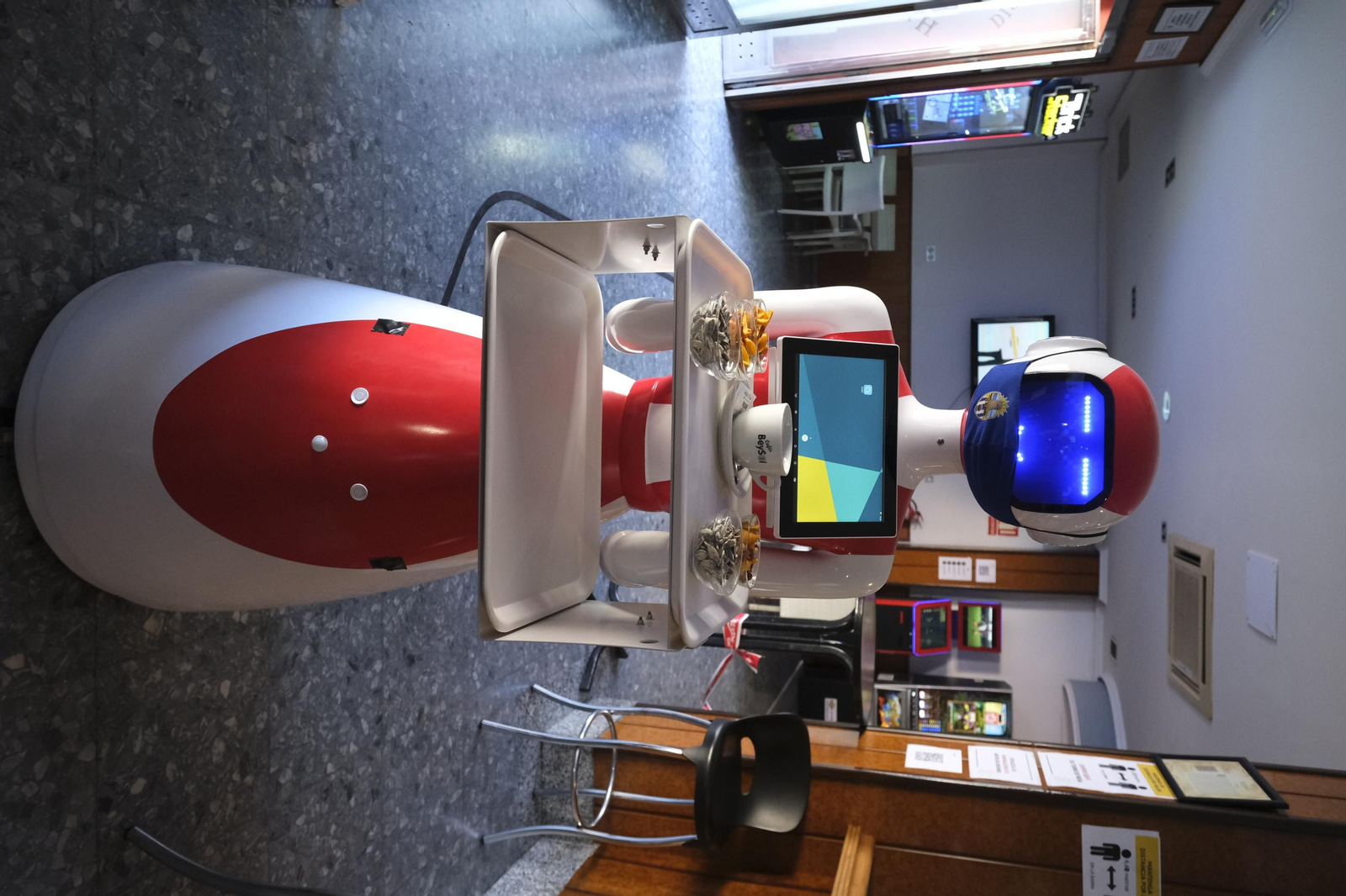 Fotogalería de Herbelita, la robot camarera de El Alquián.