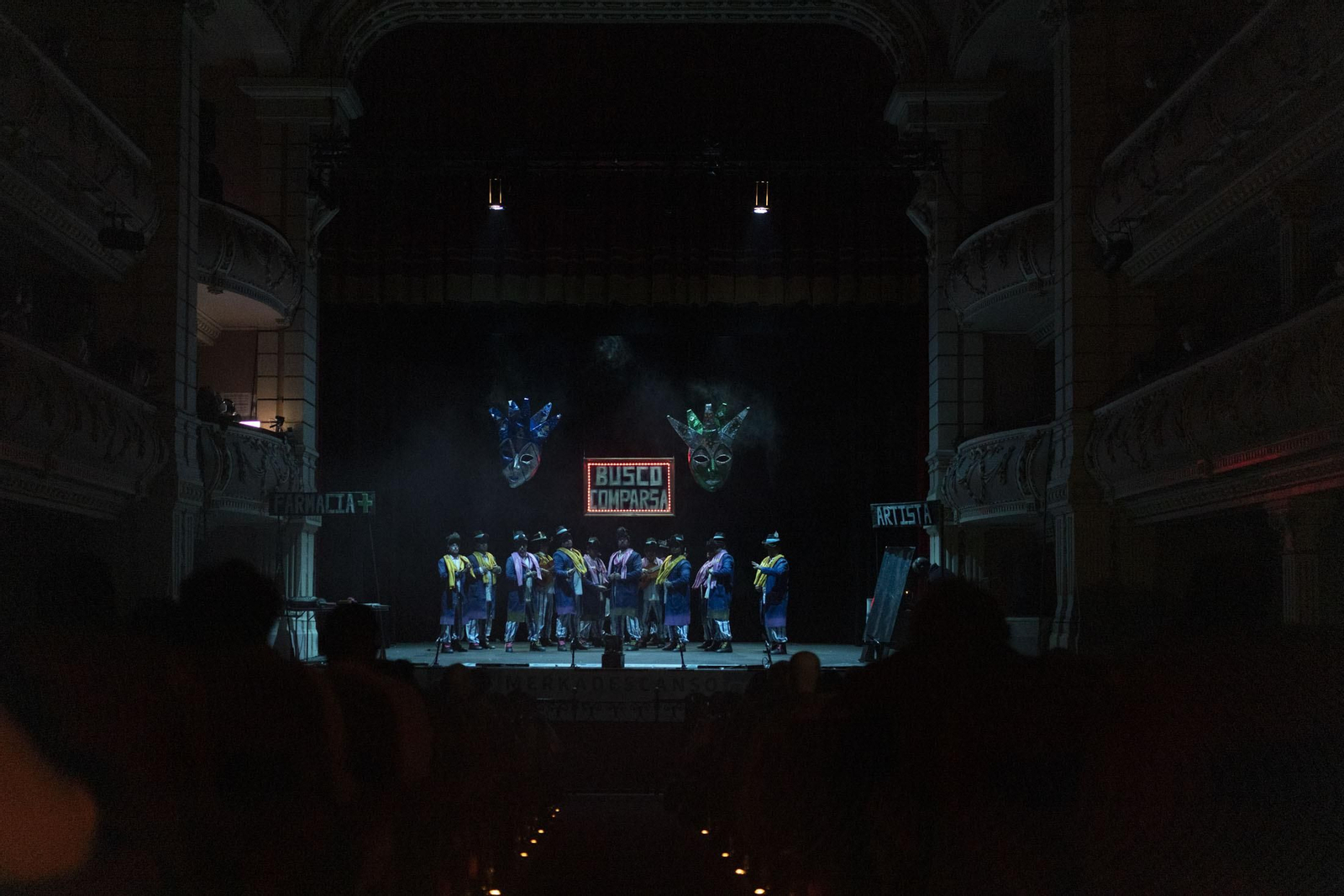 Imágenes de la actuación de la murga de Huelva 'Los derrotaos (Una comparsa reconvertía...)' en el Carnaval Colombino