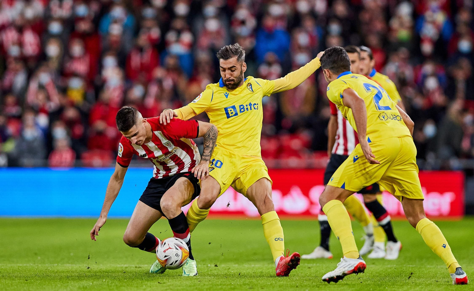 Alberto Perea en un duelo de la pasada temporada con el Cádiz.
