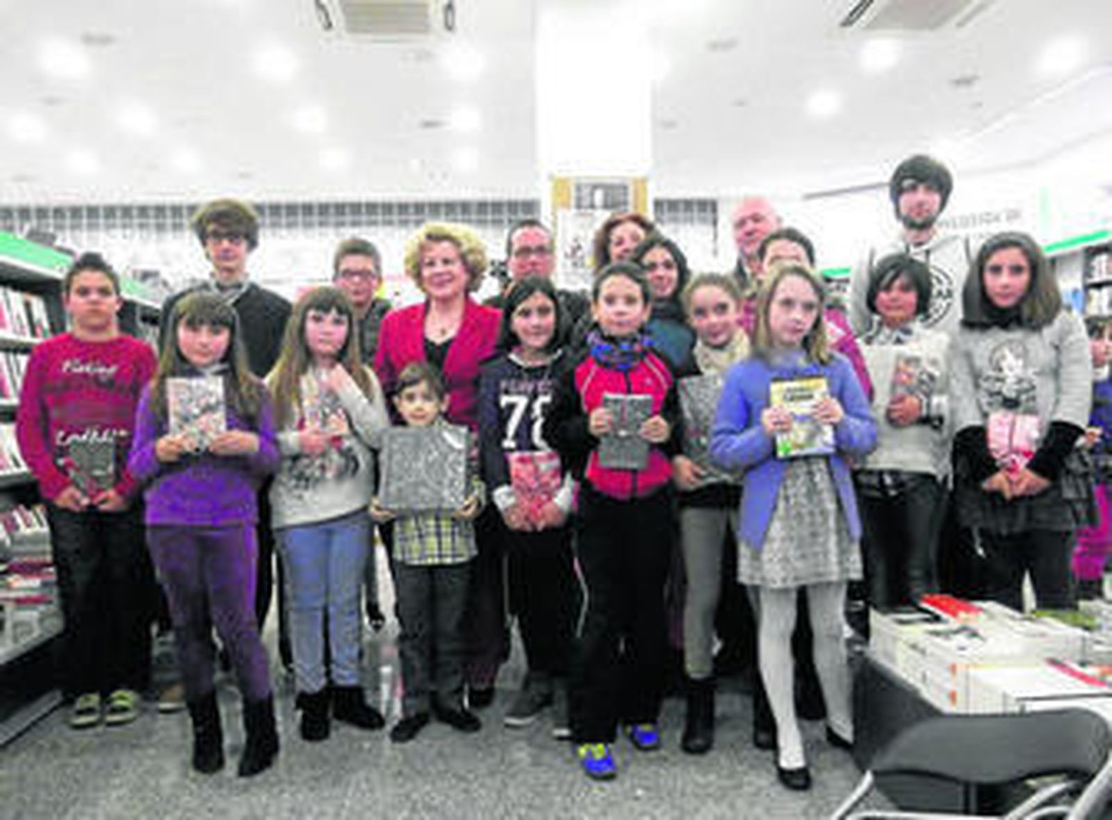 Los premiados con los organizadores del concurso el día de la entrega de los premios en la Librería Picasso.