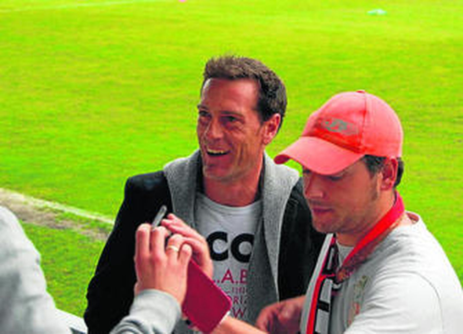 Aitor saluda y charla con seguidores albirrojos el pasado domingo en el Nuevo Malecón.