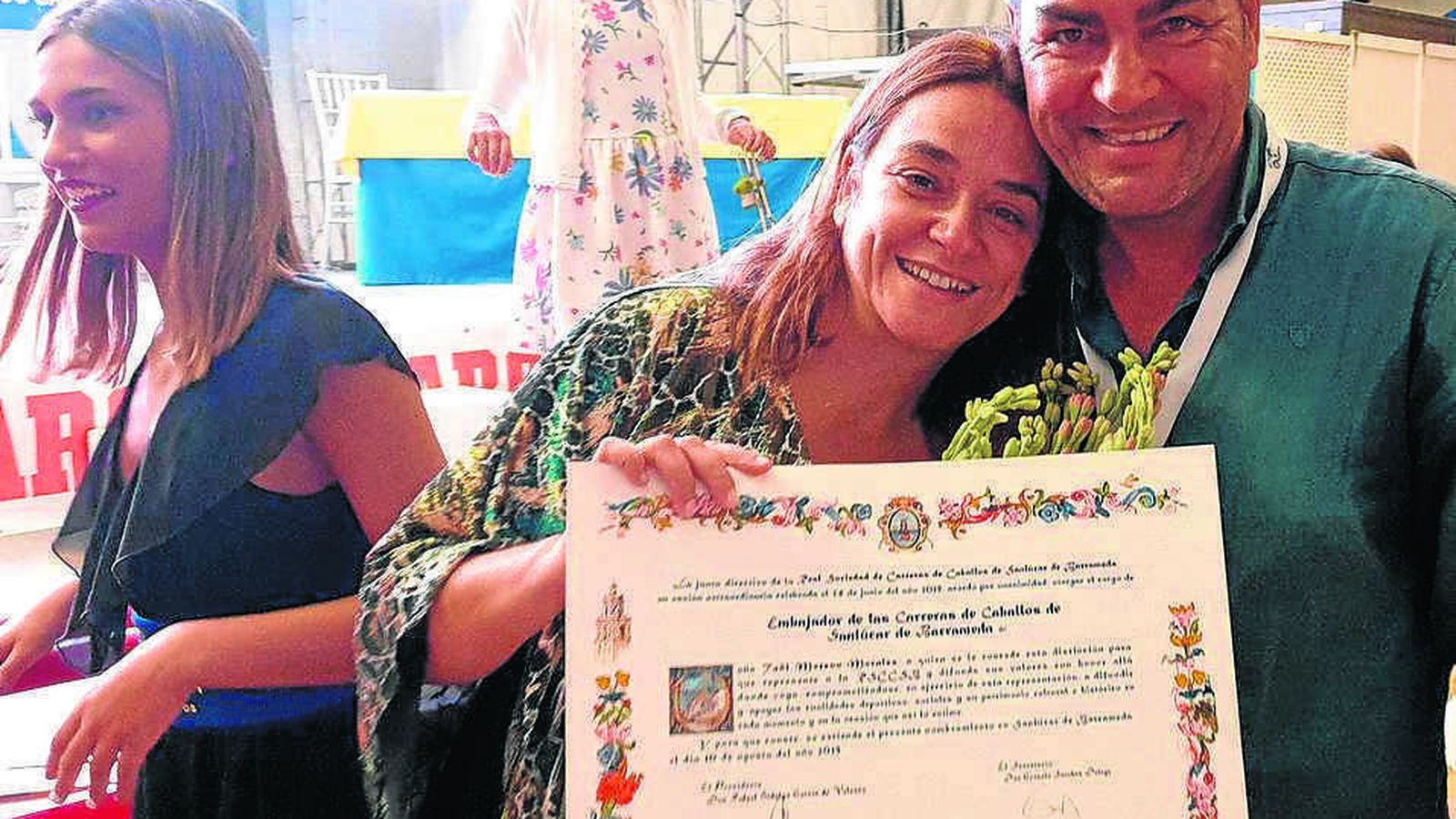 Toñi Moreno junto al veterano periodista Juan Carlos Hernández.