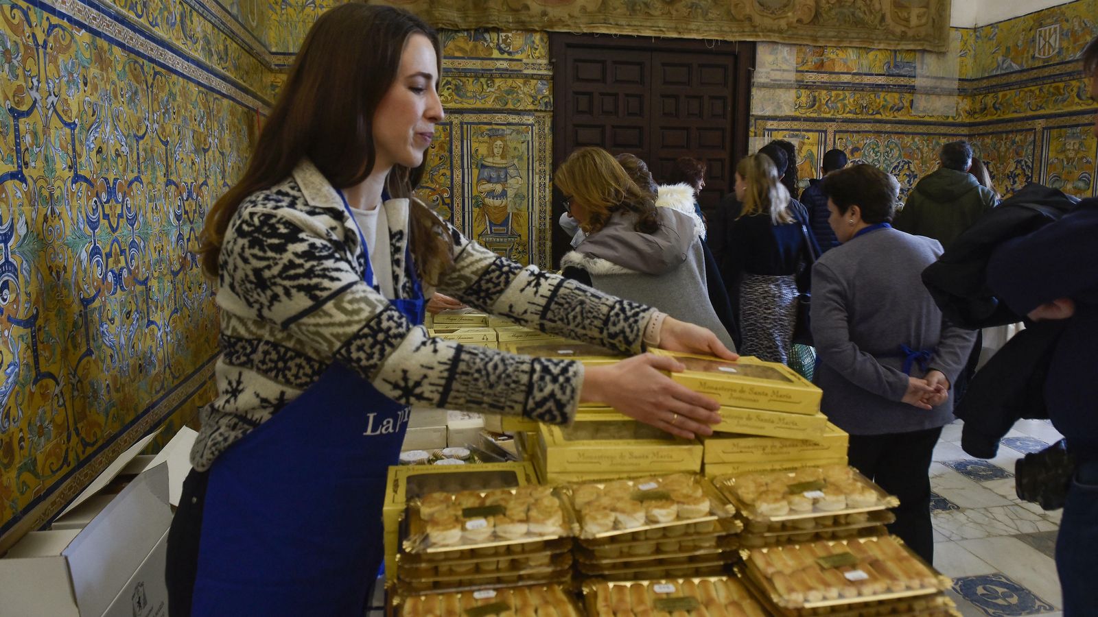 Una de las numerosas voluntarias que colaboran estos días en la muestra.